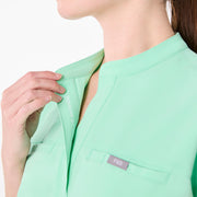 https://cdn.shopify.com/s/files/1/0139/8942/files/Q1_2025_01_MARINER_CAROLINARELAXEDTOP_MELANIE_1184.jpg?v=1741015233
