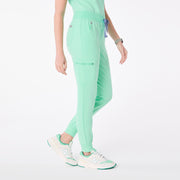 https://cdn.shopify.com/s/files/1/0139/8942/files/Q1_2025_01_MARINER_SCRUBCAP_MELANIE_814.jpg?v=1741370453
