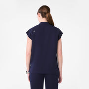 https://cdn.shopify.com/s/files/1/0139/8942/files/Q1_2025_01_NAVY_CAROLINARELAXEDTOP_MELANIE_1341.jpg?v=1741015267