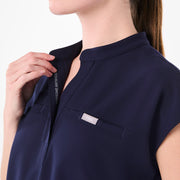 https://cdn.shopify.com/s/files/1/0139/8942/files/Q1_2025_01_NAVY_CAROLINARELAXEDTOP_MELANIE_1353.jpg?v=1741015267