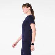 https://cdn.shopify.com/s/files/1/0139/8942/files/Q1_2025_01_NAVY_EVERLYSLIMNECKTOP_MELANIE_1390.jpg?v=1741015460
