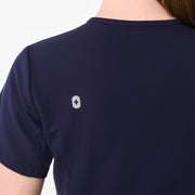https://cdn.shopify.com/s/files/1/0139/8942/files/Q1_2025_01_NAVY_EVERLYSLIMNECKTOP_MELANIE_1400.jpg?v=1741015460
