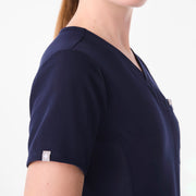 https://cdn.shopify.com/s/files/1/0139/8942/files/Q1_2025_01_NAVY_EVERLYSLIMNECKTOP_MELANIE_1402.jpg?v=1741015460