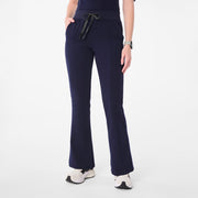 https://cdn.shopify.com/s/files/1/0139/8942/files/Q1_2025_01_NAVY_MADRYNHWFLAREPANT_MELANIE_1433_5c2c5fff-e82e-4480-b0f7-ecae6fe90561.jpg?v=1741024316