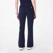 https://cdn.shopify.com/s/files/1/0139/8942/files/Q1_2025_01_NAVY_MADRYNHWFLAREPANT_MELANIE_1453_7fd9a604-d0f5-497d-a0a6-e1a95f71051d.jpg?v=1741016839
