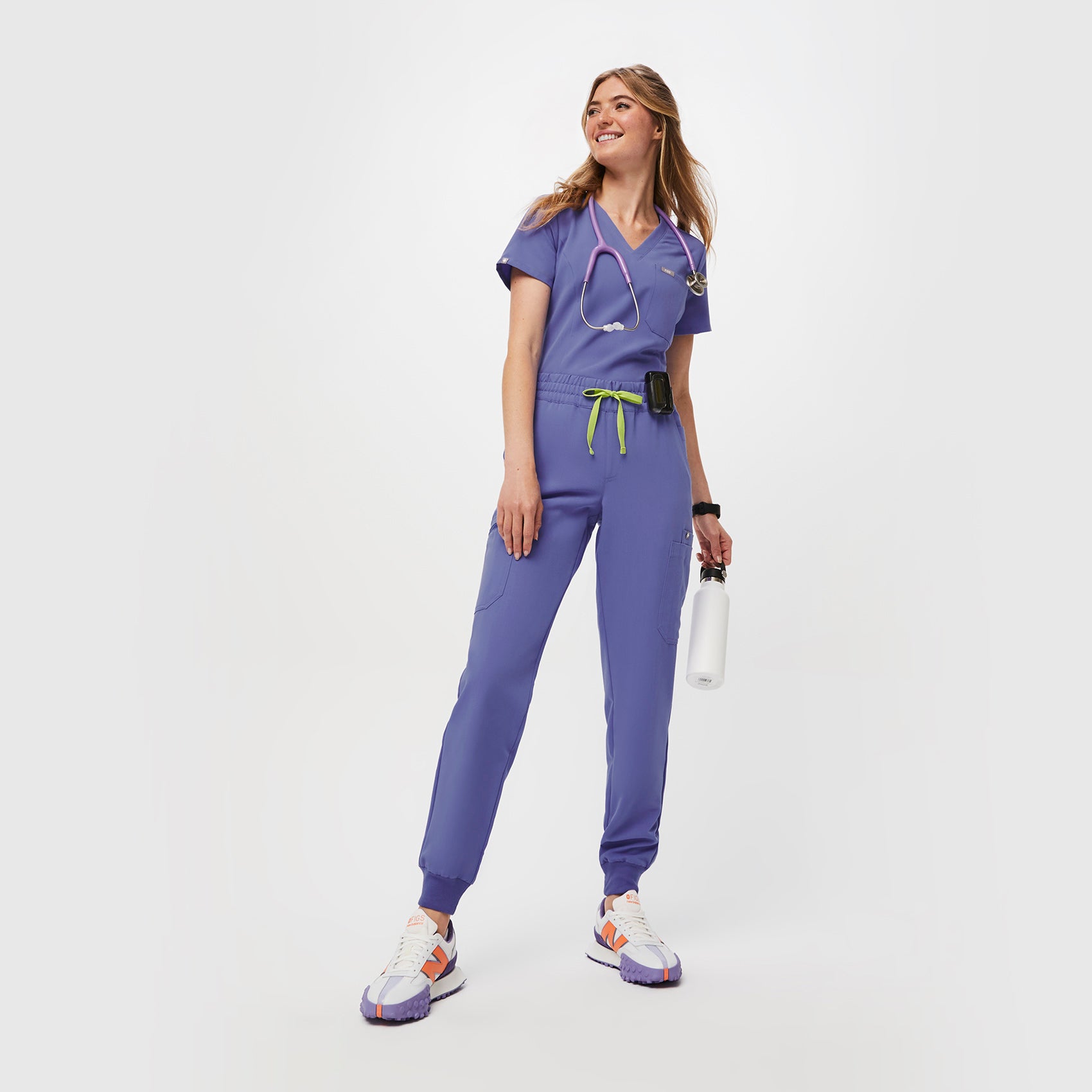https://cdn.shopify.com/s/files/1/0139/8942/files/Q2_2023_04_BLUEBERRY_FOSO-JOGGER_W_PALONIA_06645_62eb4b40-6747-4225-b308-7c72f5b74980.jpg?v=1688768786