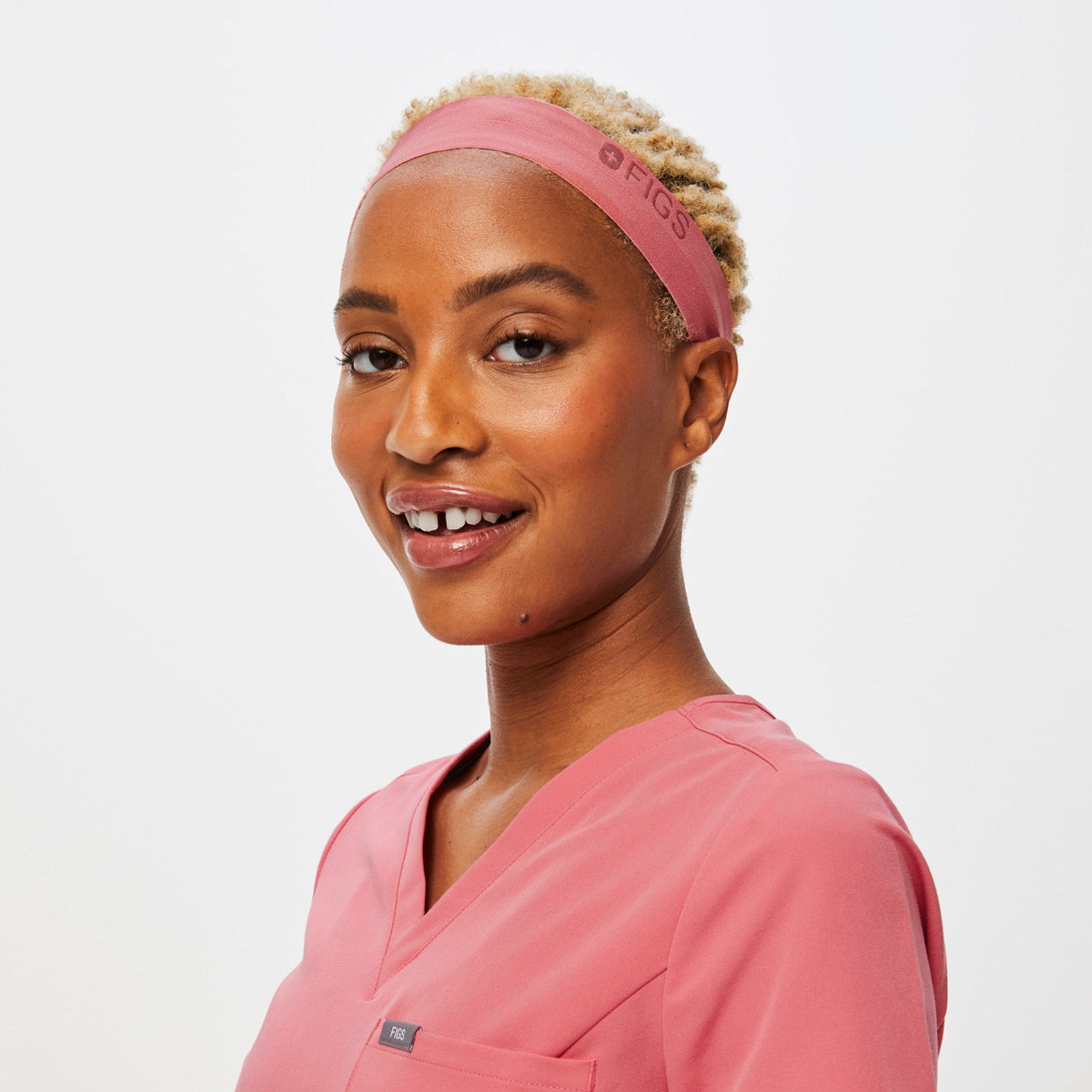 https://cdn.shopify.com/s/files/1/0139/8942/files/Q2_2023_04_DESERT-ROSE_HEADBAND-WITH-BUTTONHOLES_W_DEJA_09363.jpg?v=1685738158