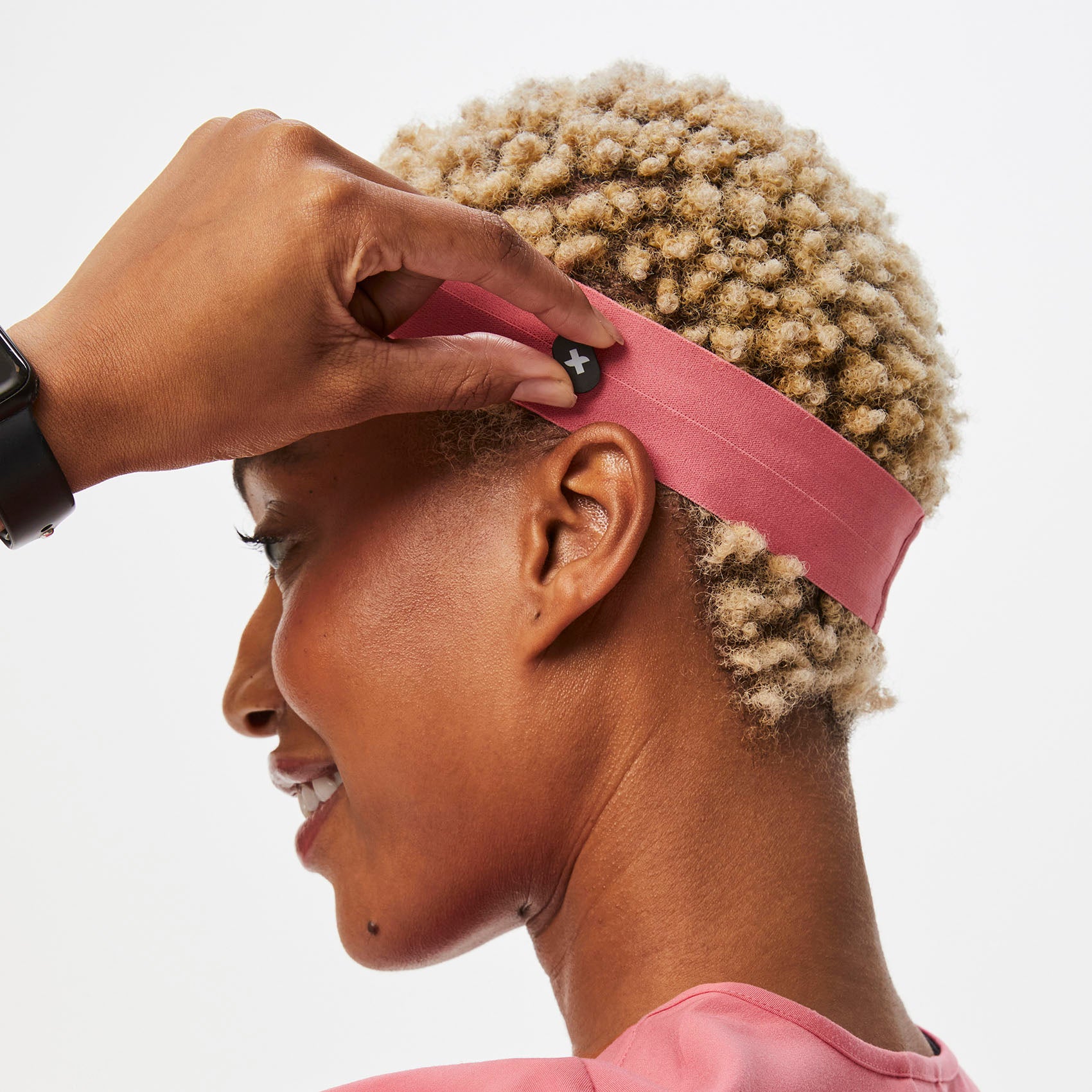 https://cdn.shopify.com/s/files/1/0139/8942/files/Q2_2023_04_DESERT-ROSE_HEADBAND-WITH-BUTTONHOLES_W_DEJA_09366.jpg?v=1685738158