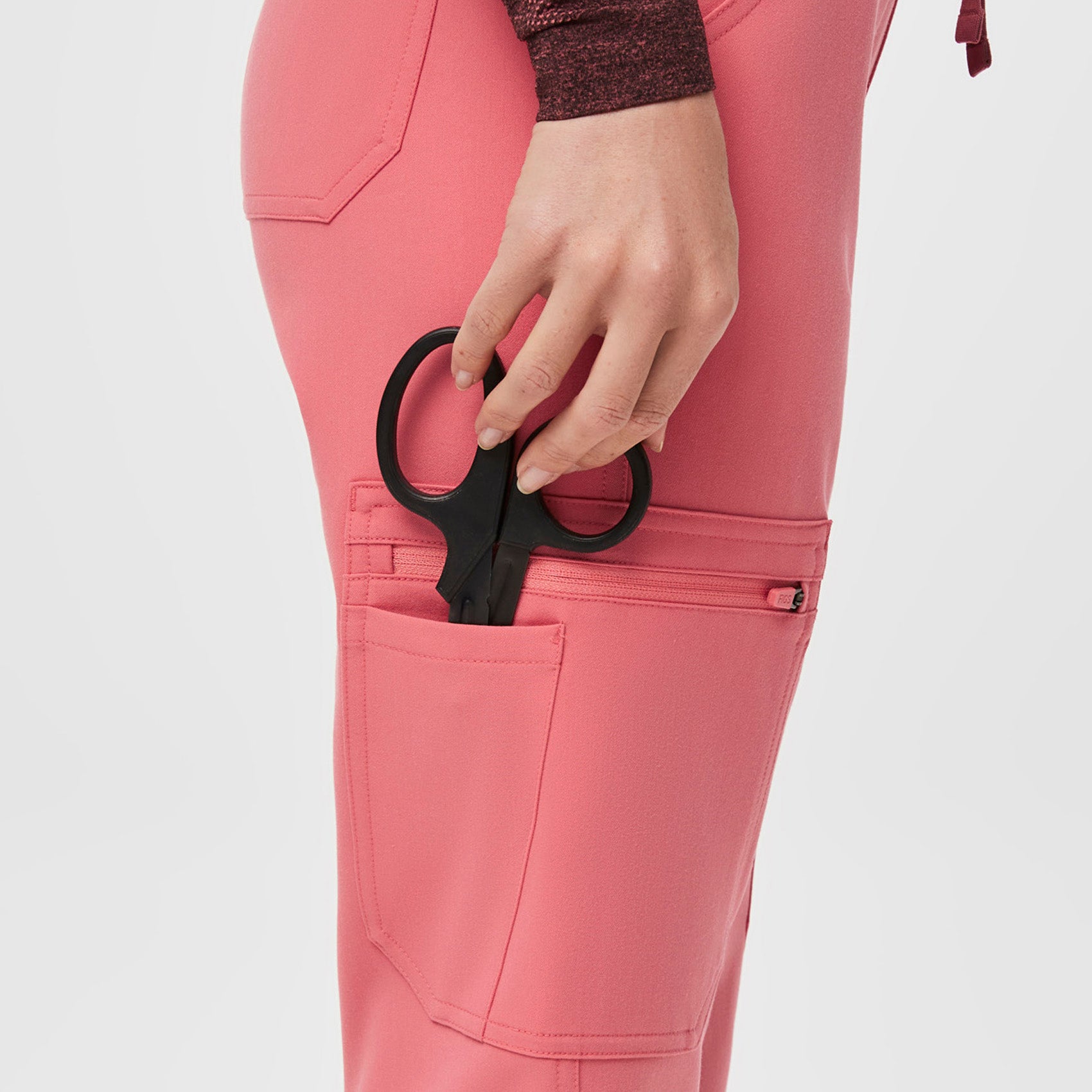 https://cdn.shopify.com/s/files/1/0139/8942/files/Q2_2023_04_DESERT-ROSE_HW-YOLA_W_PALONIA_06094_edd13059-10e6-4daa-9341-0eed93f53a88.jpg?v=1685665816