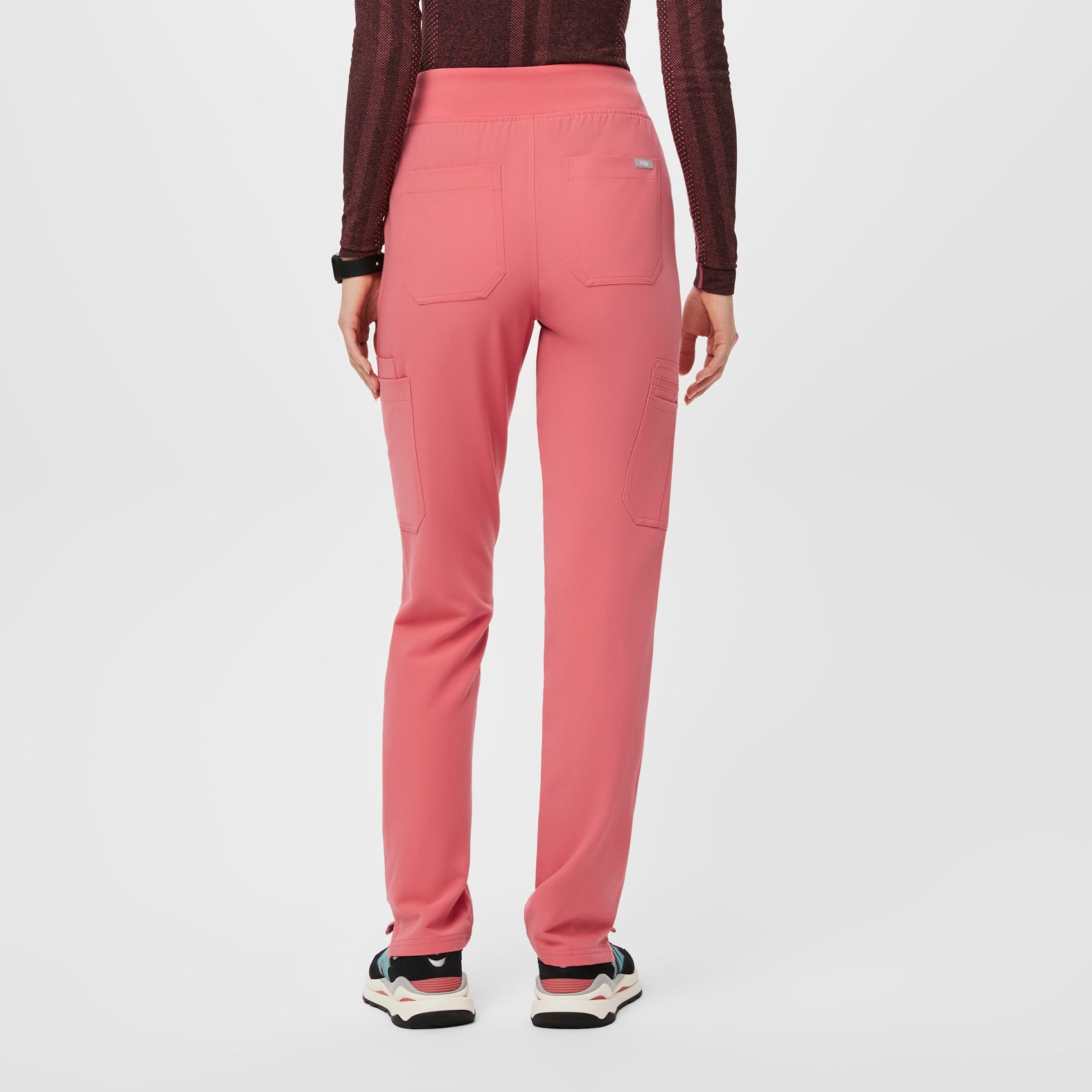https://cdn.shopify.com/s/files/1/0139/8942/files/Q2_2023_04_DESERT-ROSE_HW-YOLA_W_PALONIA_06110_eb58fd8e-a24d-454a-b2b0-be0f24d2905c.jpg?v=1685665816