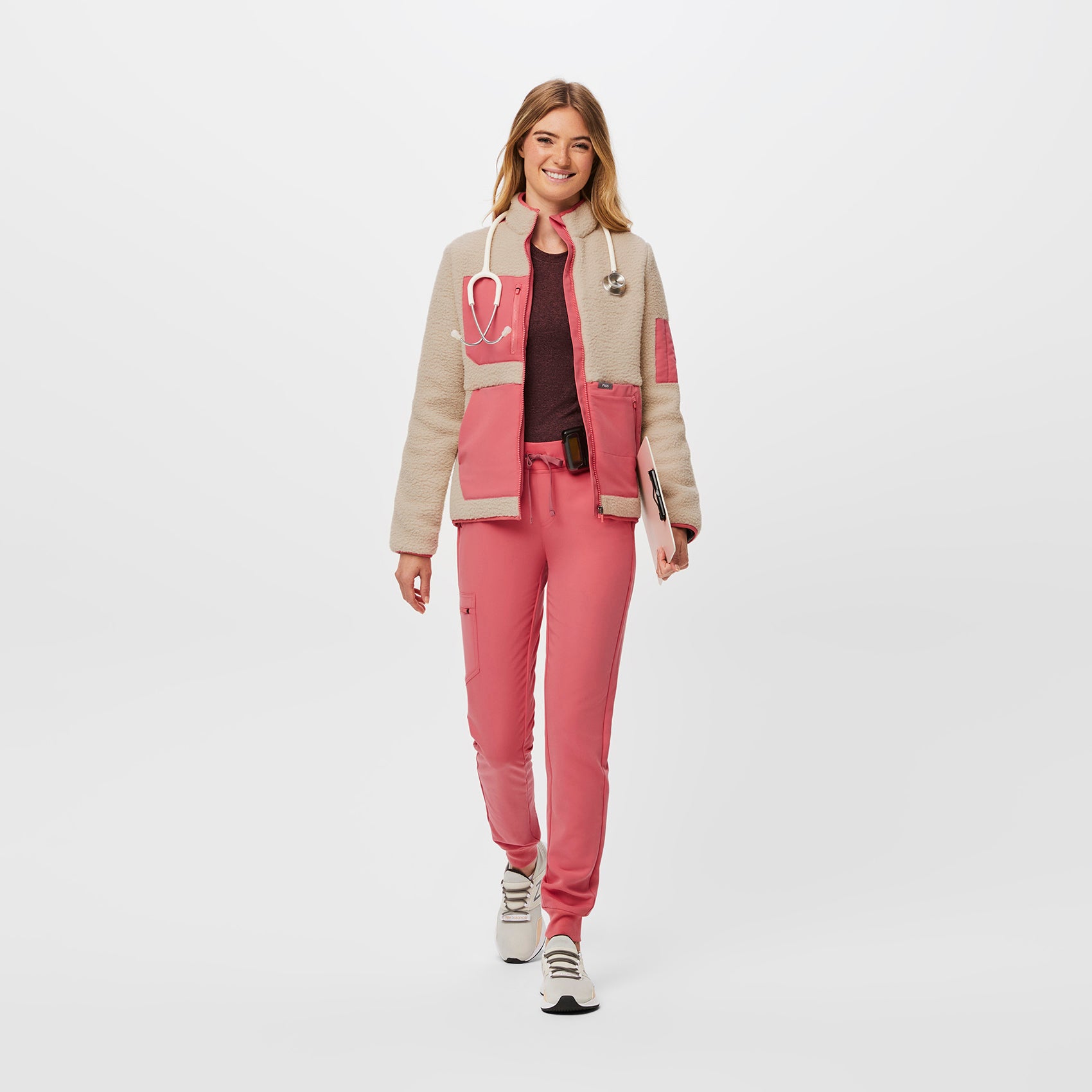 https://cdn.shopify.com/s/files/1/0139/8942/files/Q2_2023_04_DESERT-ROSE_OS-SHERPA_W_PALONIA_05914.jpg?v=1685738682