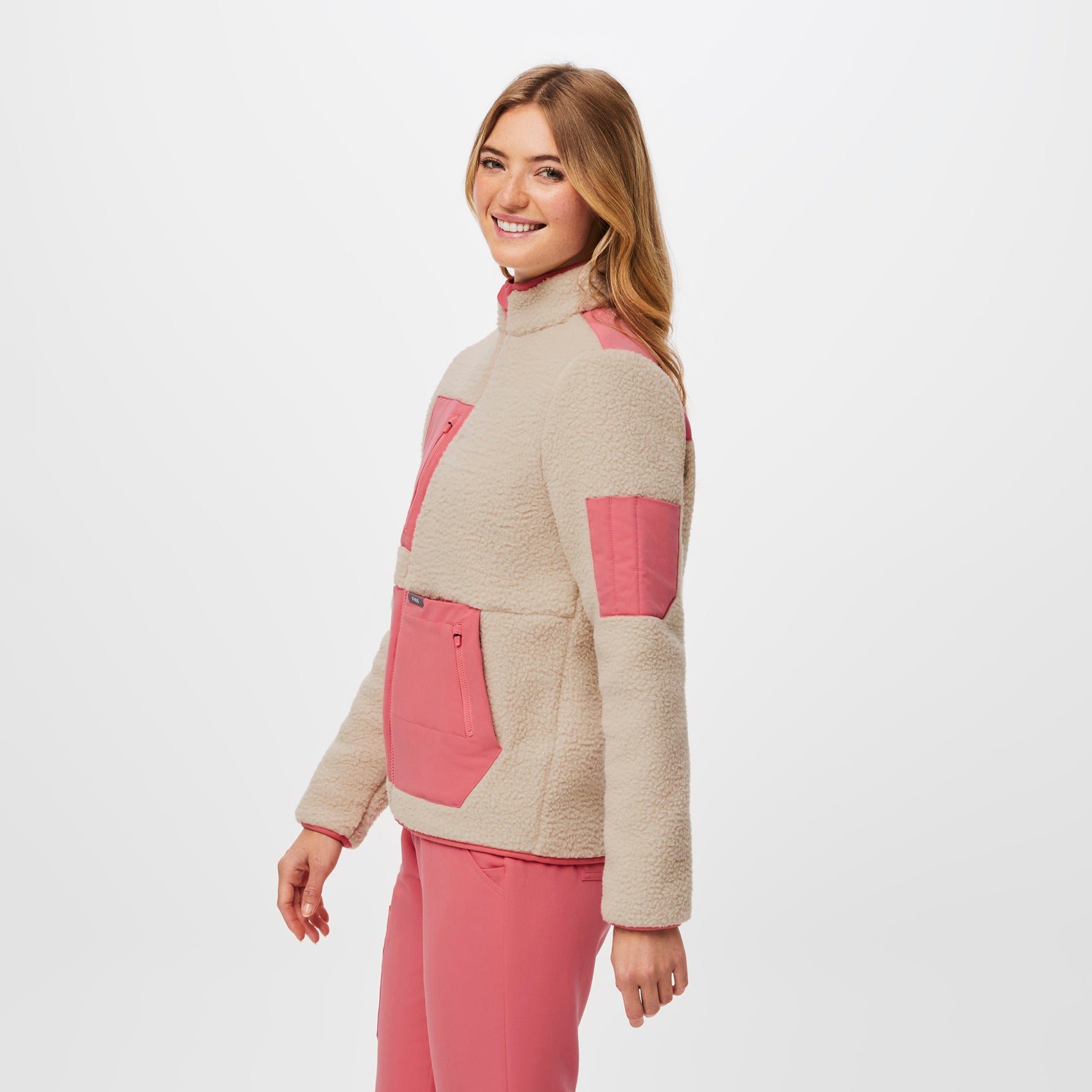 https://cdn.shopify.com/s/files/1/0139/8942/files/Q2_2023_04_DESERT-ROSE_OS-SHERPA_W_PALONIA_05951.jpg?v=1685738679