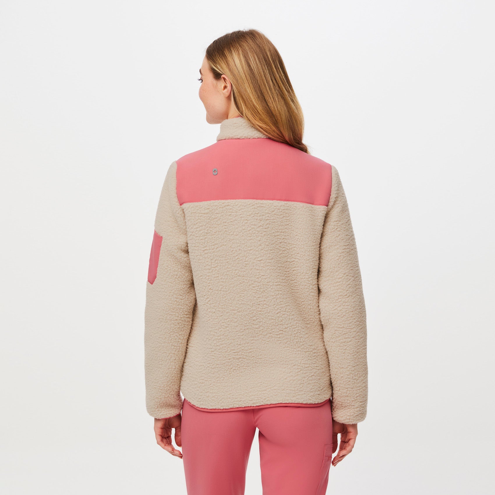 https://cdn.shopify.com/s/files/1/0139/8942/files/Q2_2023_04_DESERT-ROSE_OS-SHERPA_W_PALONIA_05954.jpg?v=1685738680