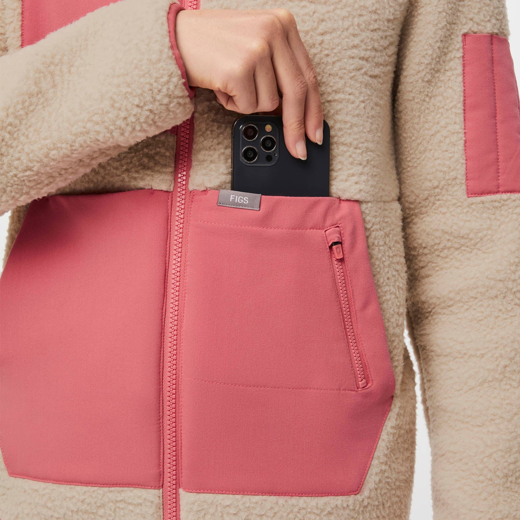 https://cdn.shopify.com/s/files/1/0139/8942/files/Q2_2023_04_DESERT-ROSE_OS-SHERPA_W_PALONIA_05962.jpg?v=1685738679