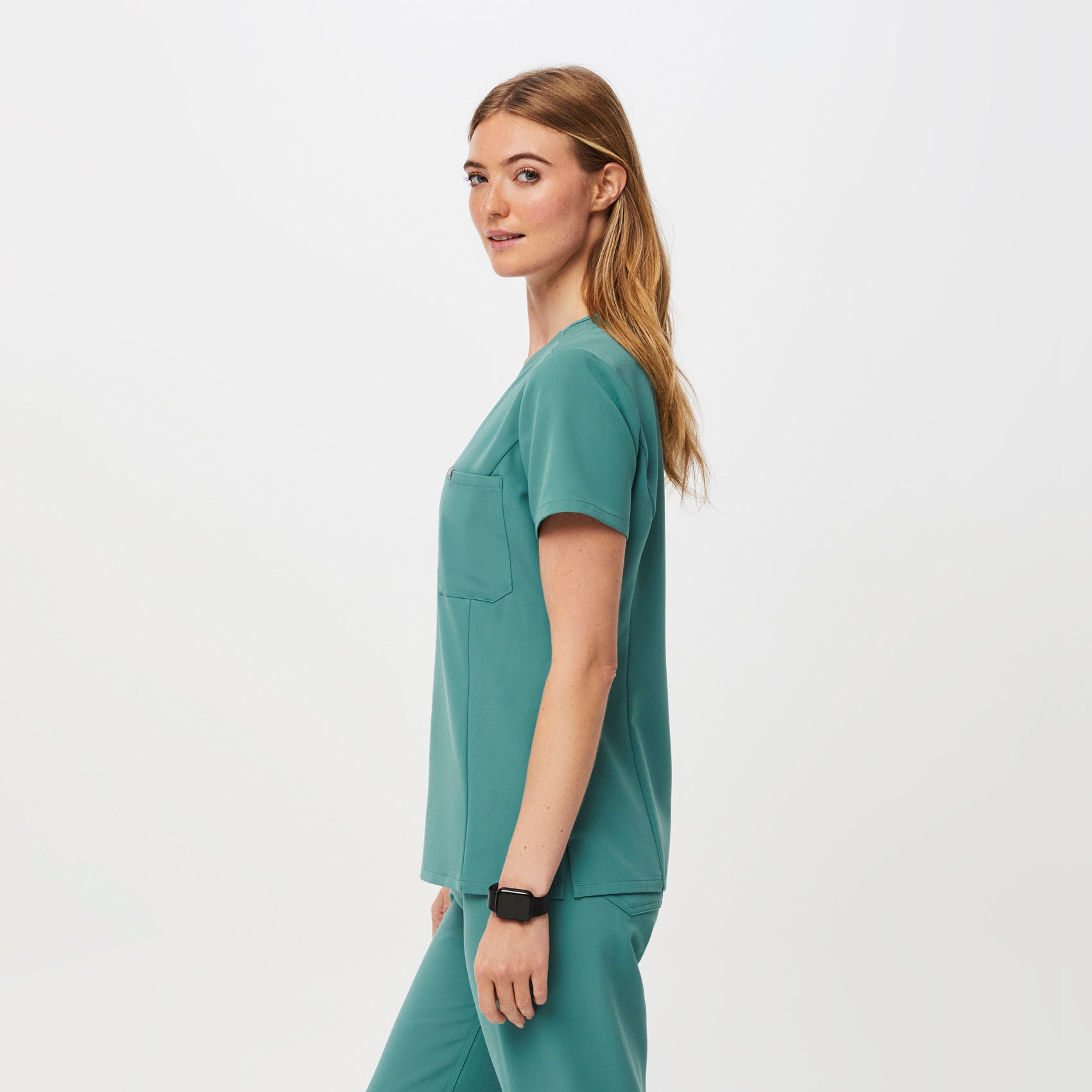 https://cdn.shopify.com/s/files/1/0139/8942/files/Q2_2023_04_MARINE_CATARINA-SLIM_W_PALONIA_06292.jpg?v=1685737277