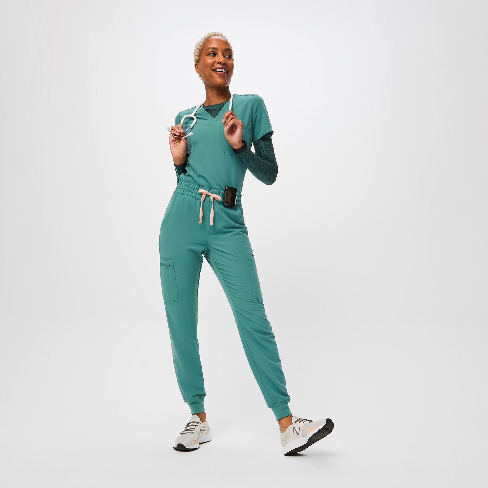 https://cdn.shopify.com/s/files/1/0139/8942/files/Q2_2023_04_MARINE_HW-UMAN-JOGGER_W_DEJA_08789_e898c359-797b-4f65-8578-19377c0231a1.jpg?v=1687287021