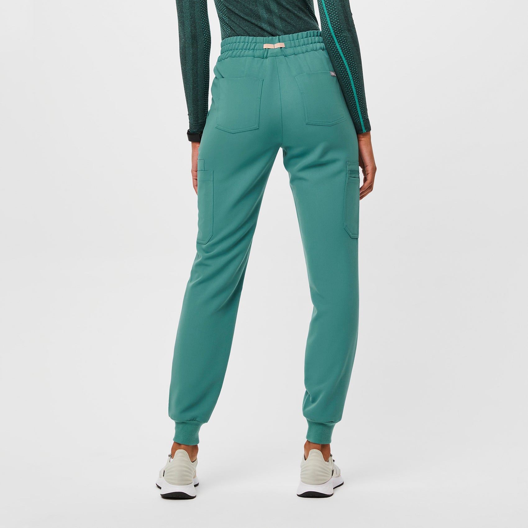 https://cdn.shopify.com/s/files/1/0139/8942/files/Q2_2023_04_MARINE_HW-UMAN-JOGGER_W_DEJA_08831_d1235597-f796-4bfe-a4a9-5873eebf95a8.jpg?v=1687287021