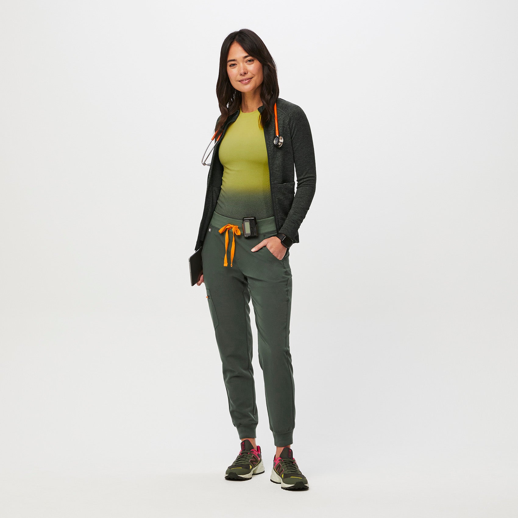 https://cdn.shopify.com/s/files/1/0139/8942/files/Q2_2023_04_MOSS_SALTA-SEAMLESS-FULL-ZIP_W_LOGAN_07133.jpg?v=1682690865