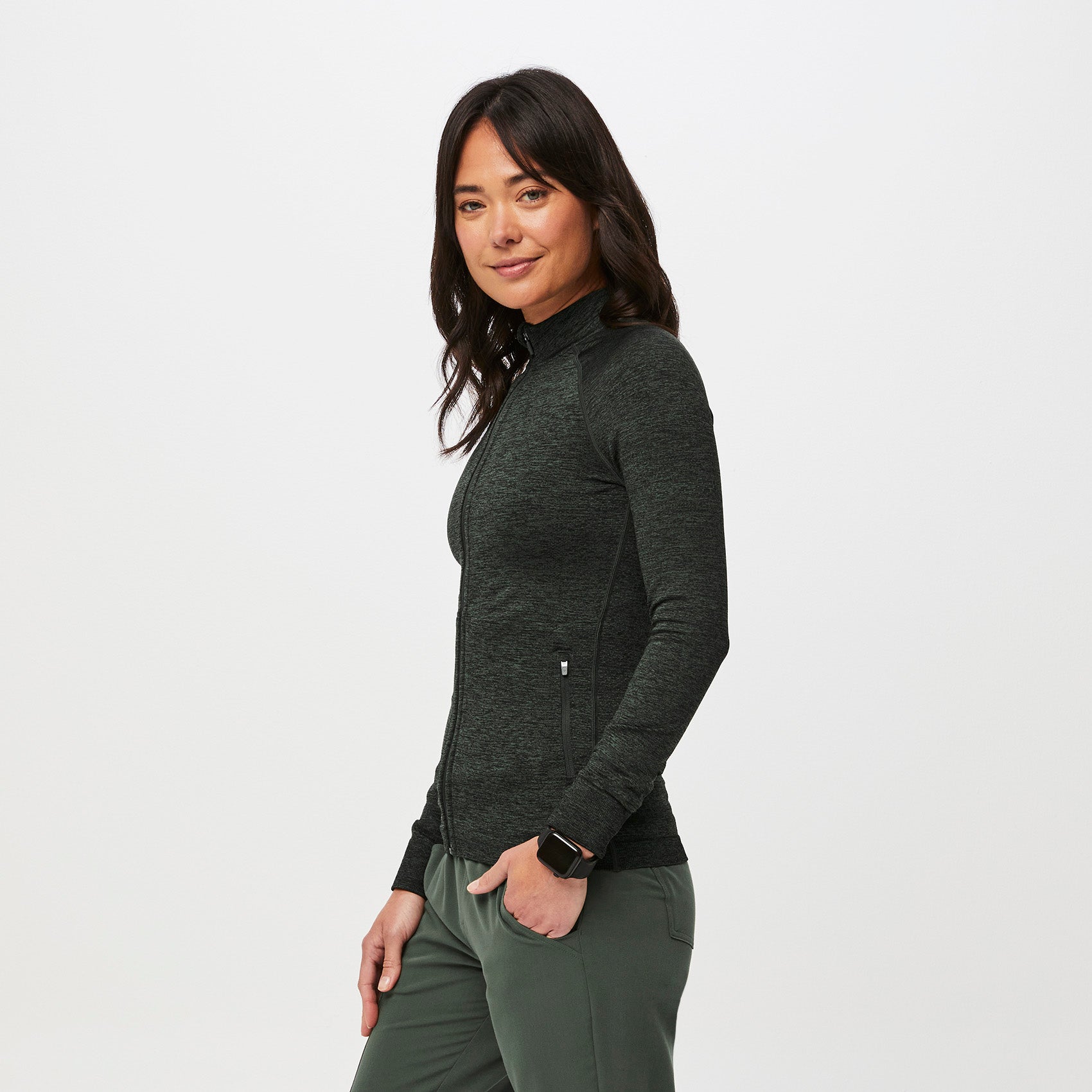 https://cdn.shopify.com/s/files/1/0139/8942/files/Q2_2023_04_MOSS_SALTA-SEAMLESS-FULL-ZIP_W_LOGAN_07169.jpg?v=1682690863
