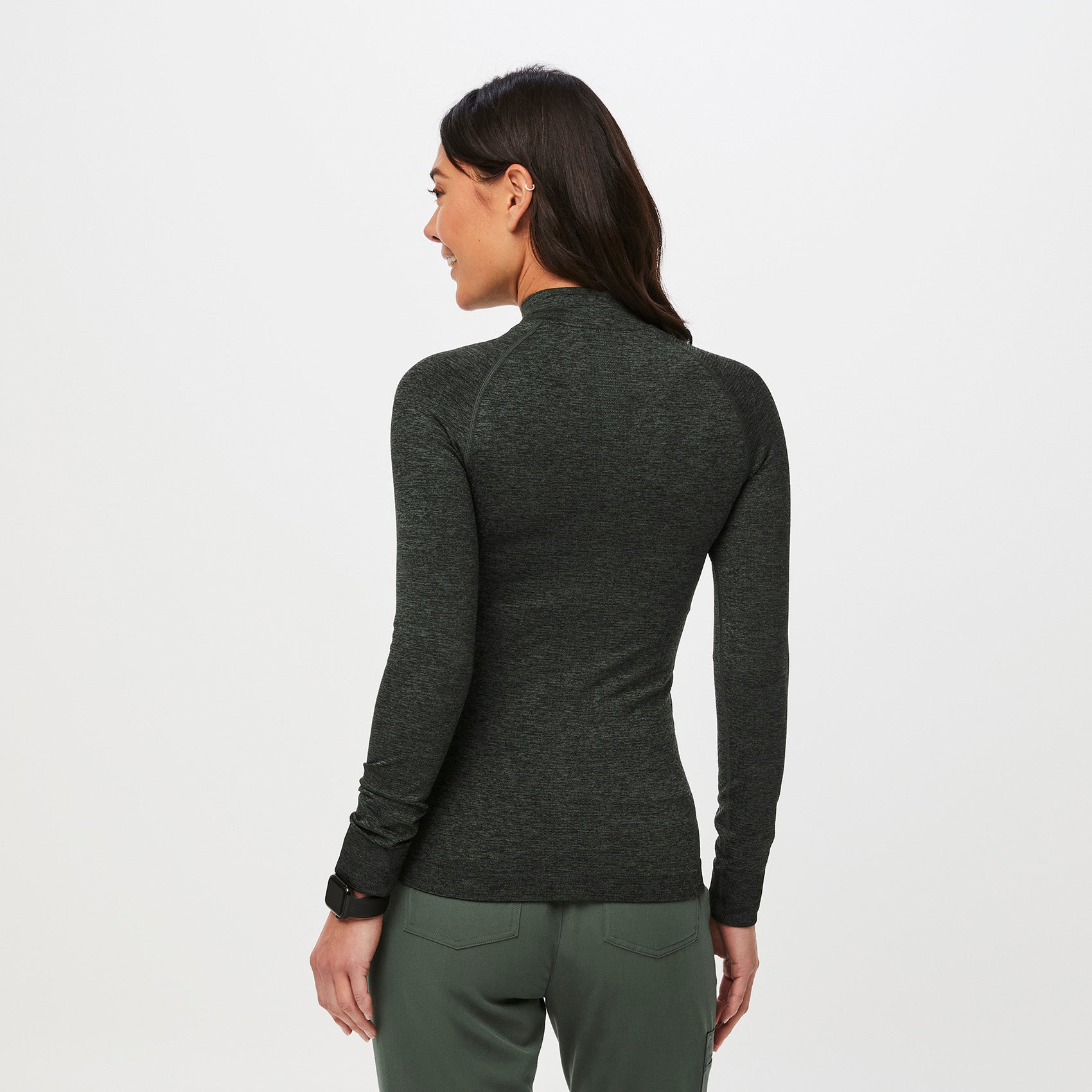https://cdn.shopify.com/s/files/1/0139/8942/files/Q2_2023_04_MOSS_SALTA-SEAMLESS-FULL-ZIP_W_LOGAN_07172.jpg?v=1682690863