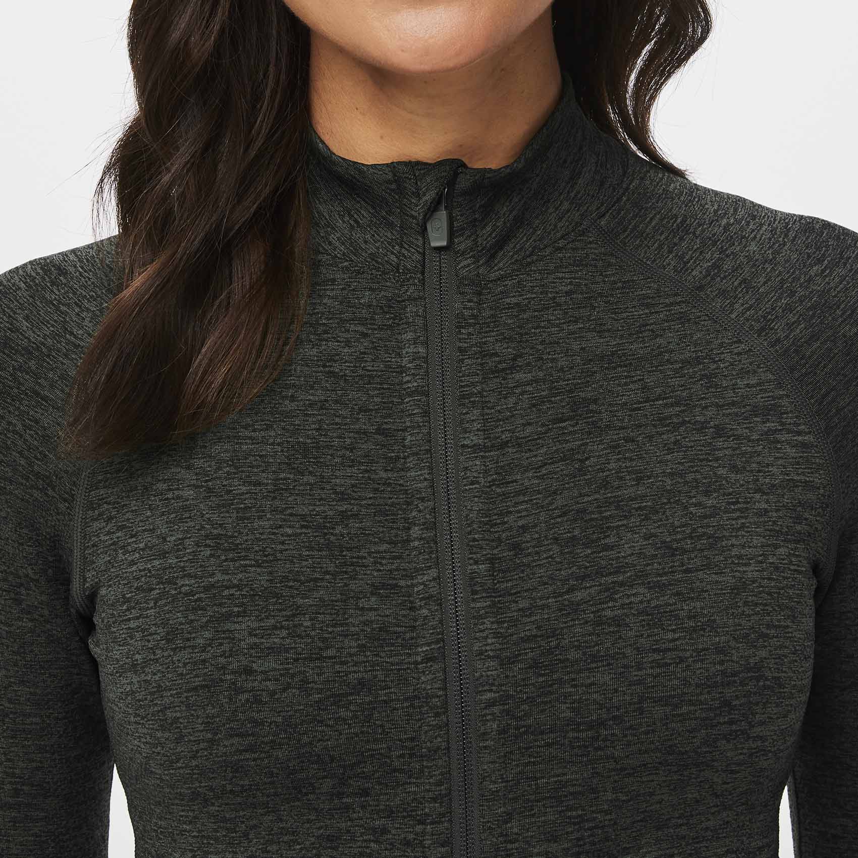 https://cdn.shopify.com/s/files/1/0139/8942/files/Q2_2023_04_MOSS_SALTA-SEAMLESS-FULL-ZIP_W_LOGAN_07183.jpg?v=1682690864