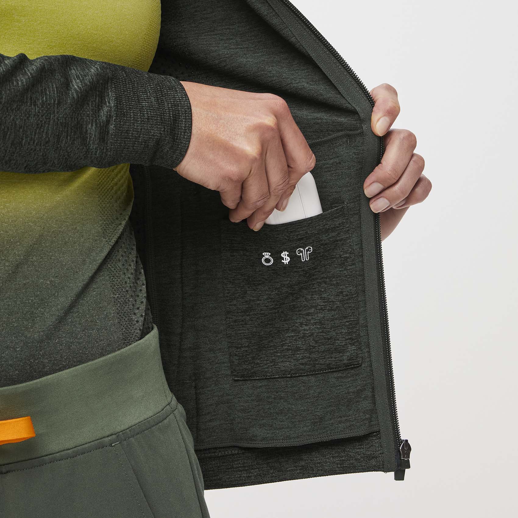 https://cdn.shopify.com/s/files/1/0139/8942/files/Q2_2023_04_MOSS_SALTA-SEAMLESS-FULL-ZIP_W_LOGAN_07192.jpg?v=1682690864
