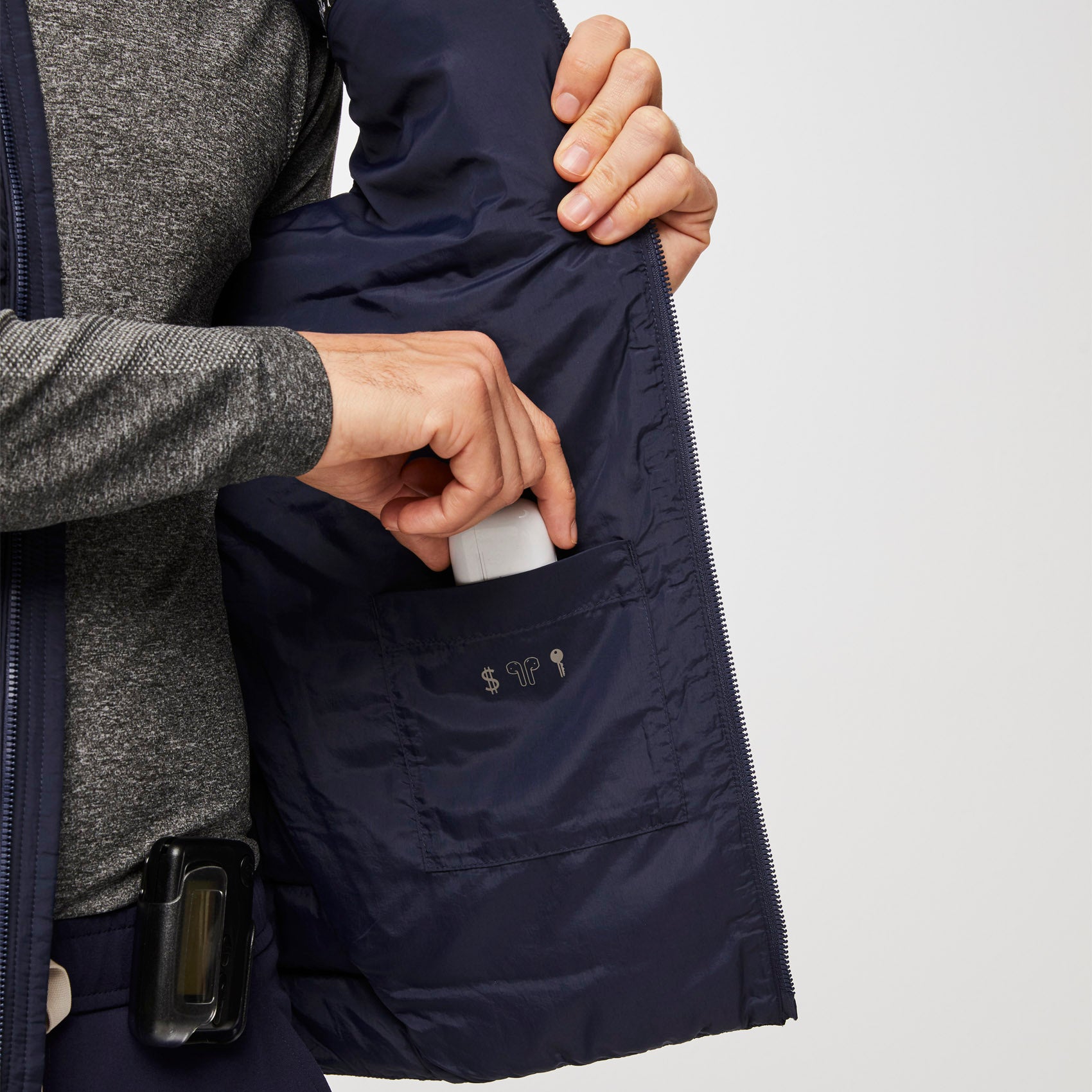 https://cdn.shopify.com/s/files/1/0139/8942/files/Q2_2023_04_NAVY_PACKABLE-PUFFER_CORE-REFRESH_M_RYAN_02846.jpg?v=1685545875
