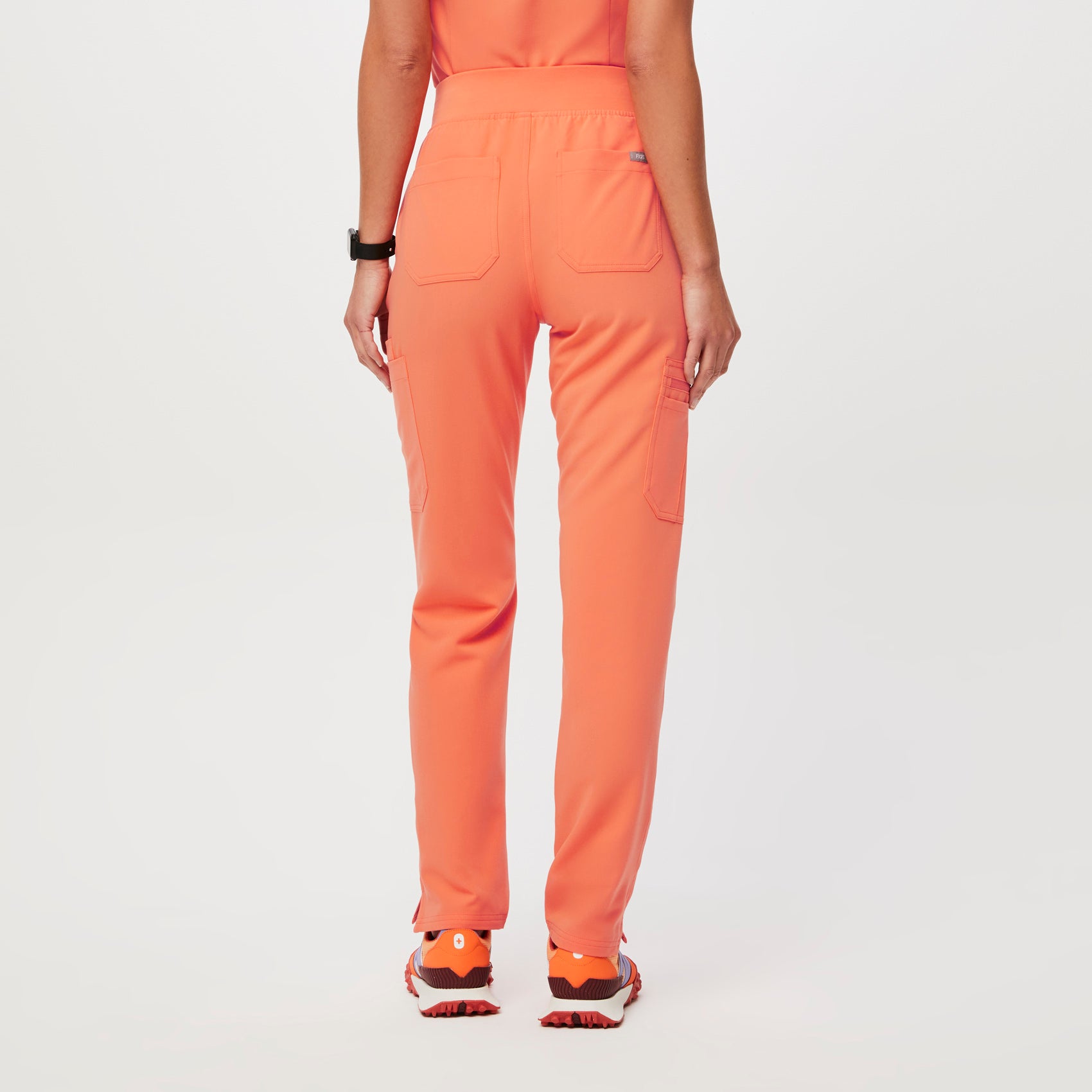 https://cdn.shopify.com/s/files/1/0139/8942/files/Q2_2023_04_PAPAYA_HW-YOLA_W_LOGAN_07928_d9c167d1-fc28-46e6-85f0-b4f4b6d98877.jpg?v=1687968728