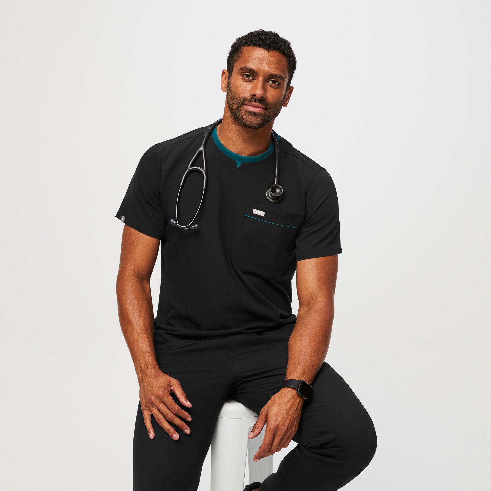https://cdn.shopify.com/s/files/1/0139/8942/files/Q2_2023_05_BLACK_CONTRAST-BRYCE-DOUBLE-COLLAR_M_GABE_24090.jpg?v=1689869716