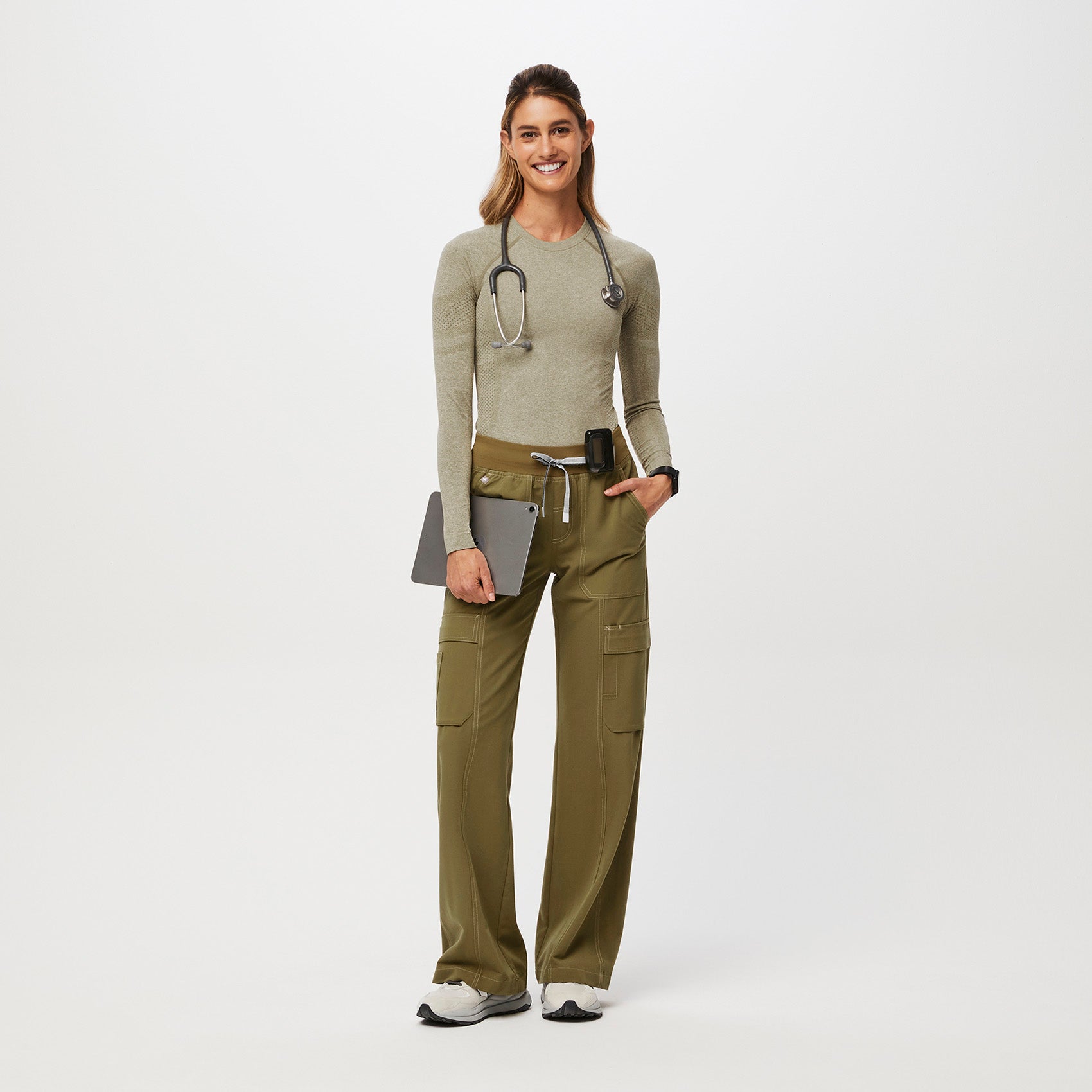 https://cdn.shopify.com/s/files/1/0139/8942/files/Q2_2023_05_HEATHERED-MARTINI-OLIVE_SALTA_W_MADI_16802.jpg?v=1689263081