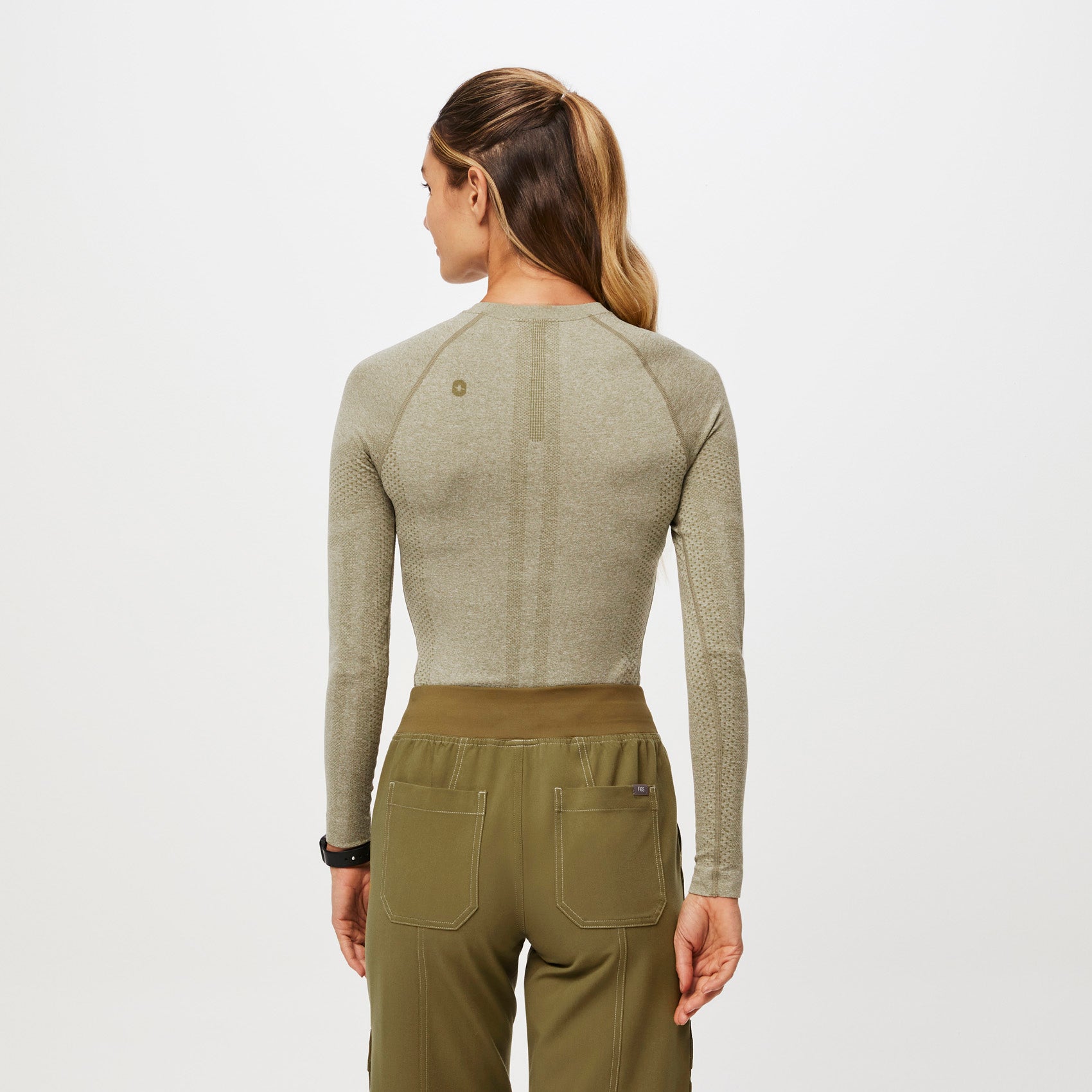 https://cdn.shopify.com/s/files/1/0139/8942/files/Q2_2023_05_HEATHERED-MARTINI-OLIVE_SALTA_W_MADI_16834.jpg?v=1689263081