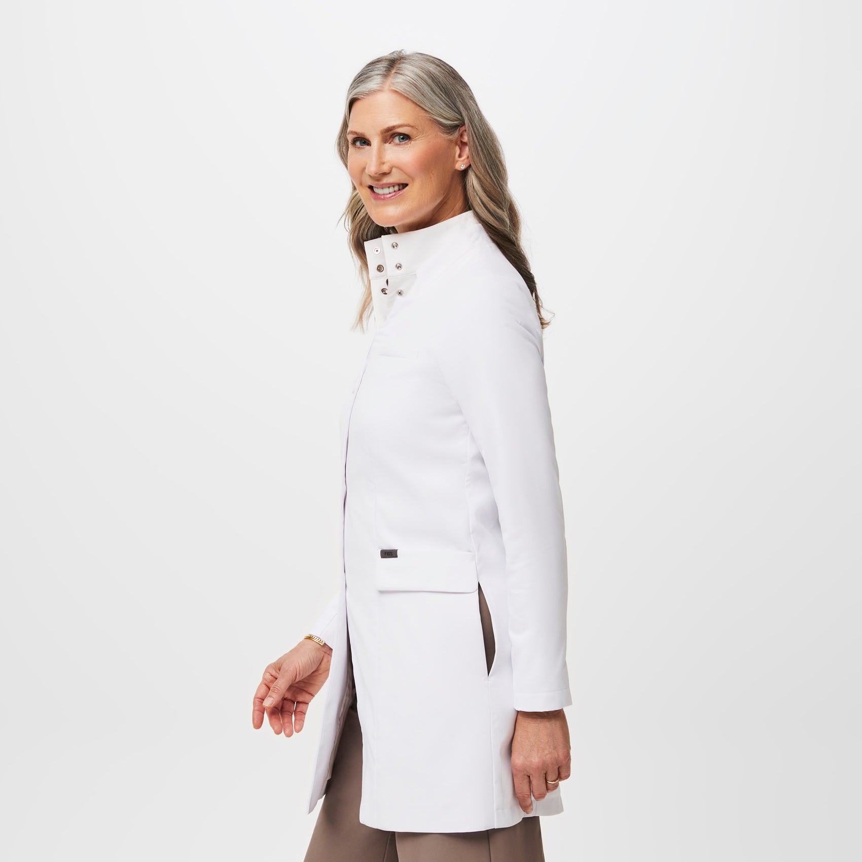 https://cdn.shopify.com/s/files/1/0139/8942/files/Q2_2023_05_WHITE_PRO-LAB-COAT_W_TERA_14762.jpg?v=1687901432