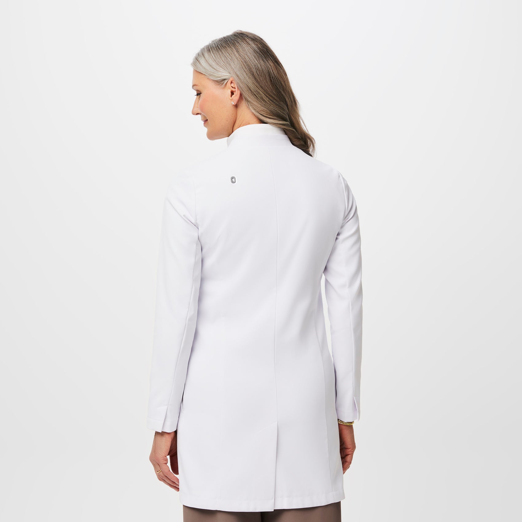 https://cdn.shopify.com/s/files/1/0139/8942/files/Q2_2023_05_WHITE_PRO-LAB-COAT_W_TERA_14764_220d34e7-ce15-4f50-978f-a7a48b3e4a95.jpg?v=1687901432