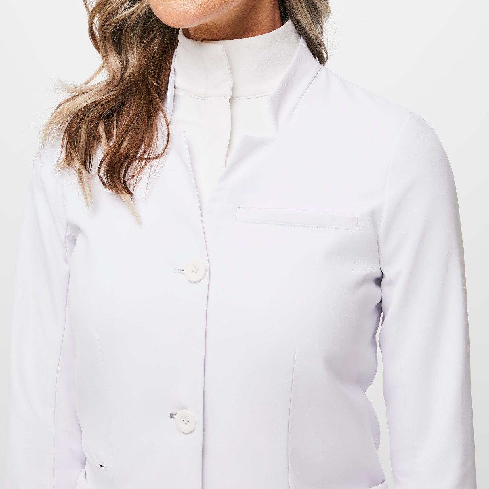 https://cdn.shopify.com/s/files/1/0139/8942/files/Q2_2023_05_WHITE_PRO-LAB-COAT_W_TERA_14773copy.jpg?v=1687901432