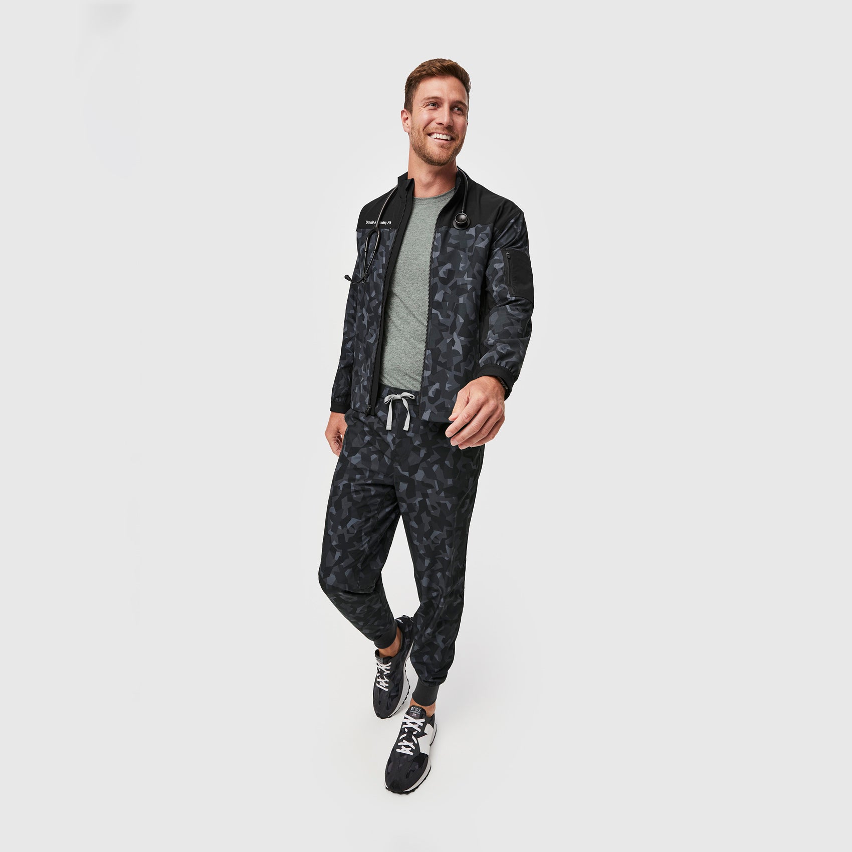 https://cdn.shopify.com/s/files/1/0139/8942/files/Q2_2023_06_BONSAI-CAMO_FREEX-DUNN-SCRUB-JACKET_M_COREY_33364.jpg?v=1692828597