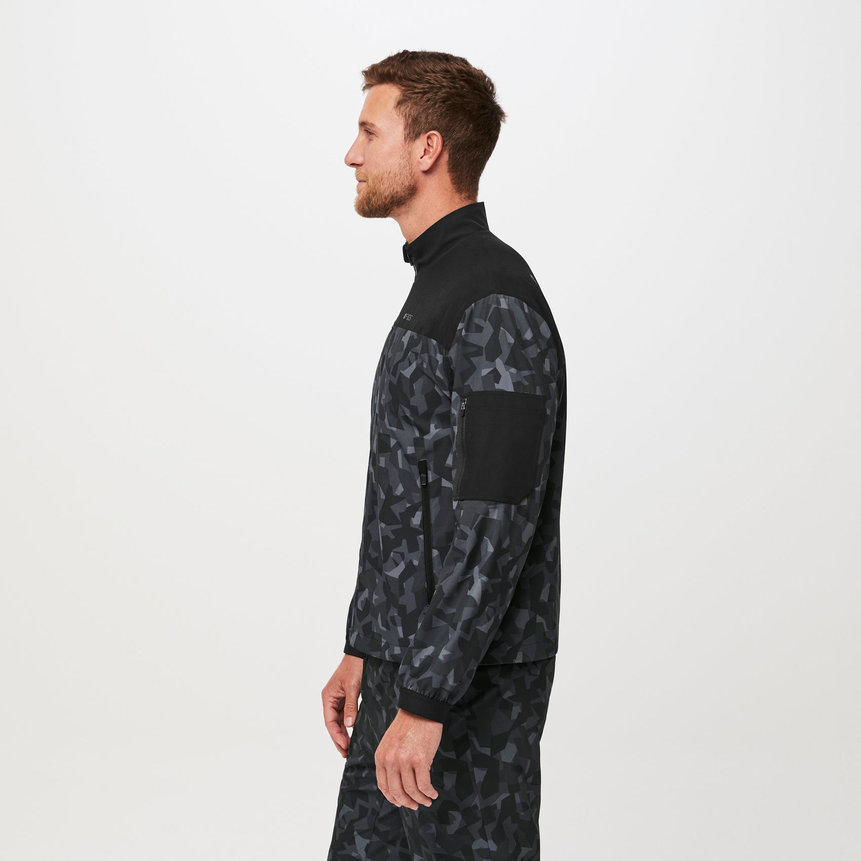https://cdn.shopify.com/s/files/1/0139/8942/files/Q2_2023_06_BONSAI-CAMO_FREEX-DUNN-SCRUB-JACKET_M_COREY_33399.jpg?v=1693520460
