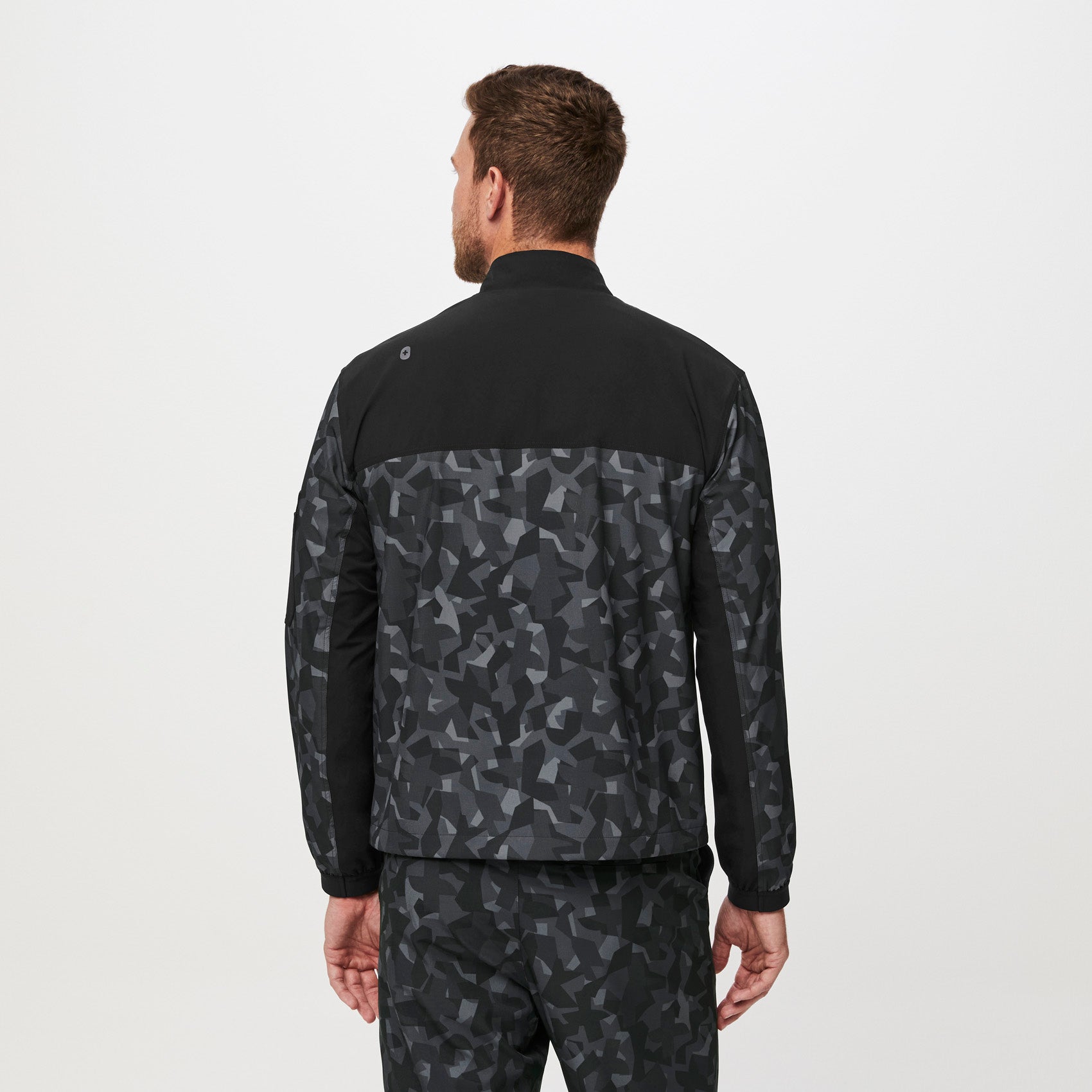 https://cdn.shopify.com/s/files/1/0139/8942/files/Q2_2023_06_BONSAI-CAMO_FREEX-DUNN-SCRUB-JACKET_M_COREY_33406.jpg?v=1692828597