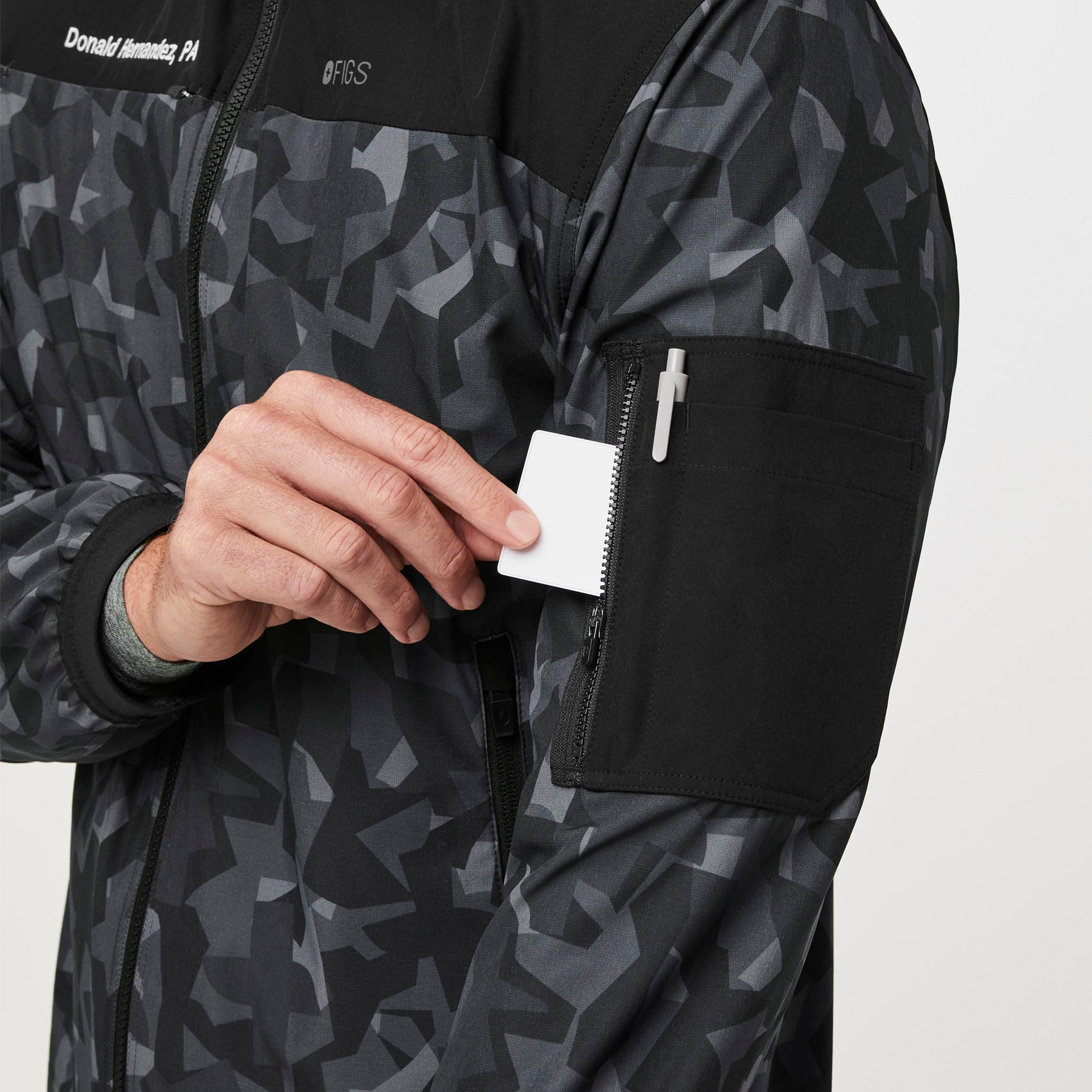 https://cdn.shopify.com/s/files/1/0139/8942/files/Q2_2023_06_BONSAI-CAMO_FREEX-DUNN-SCRUB-JACKET_M_COREY_33415.jpg?v=1692828597