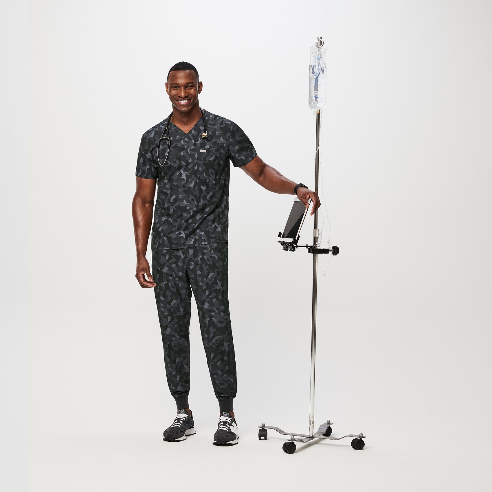 https://cdn.shopify.com/s/files/1/0139/8942/files/Q2_2023_06_BONSAI-CAMO_FREEX-SLIM-LEON_M_TERRANCE_35268.jpg?v=1692829453