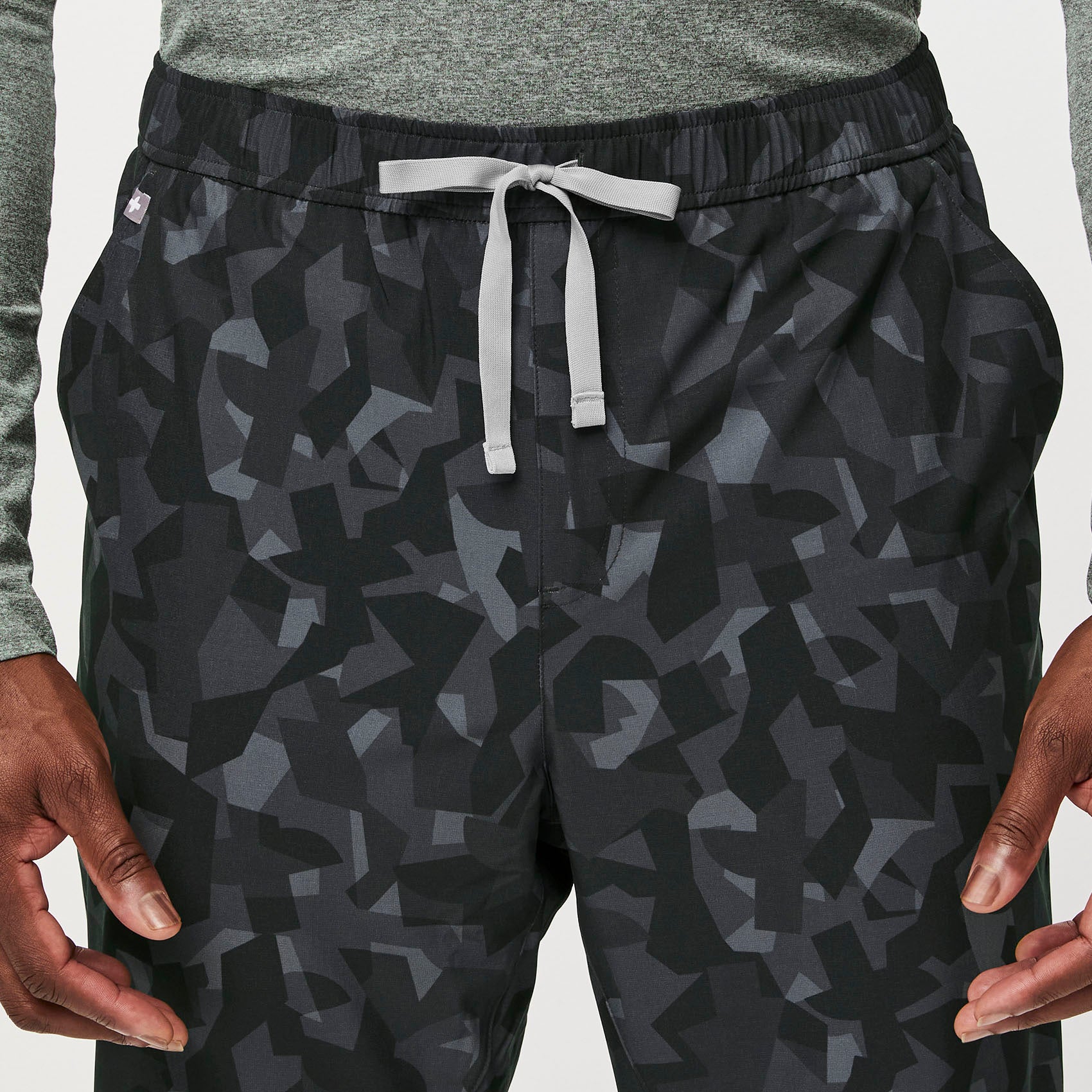 https://cdn.shopify.com/s/files/1/0139/8942/files/Q2_2023_06_BONSAI-CAMO_FREEX-SLIM-TANSEN_M_TERRANCE_35461.jpg?v=1692830452