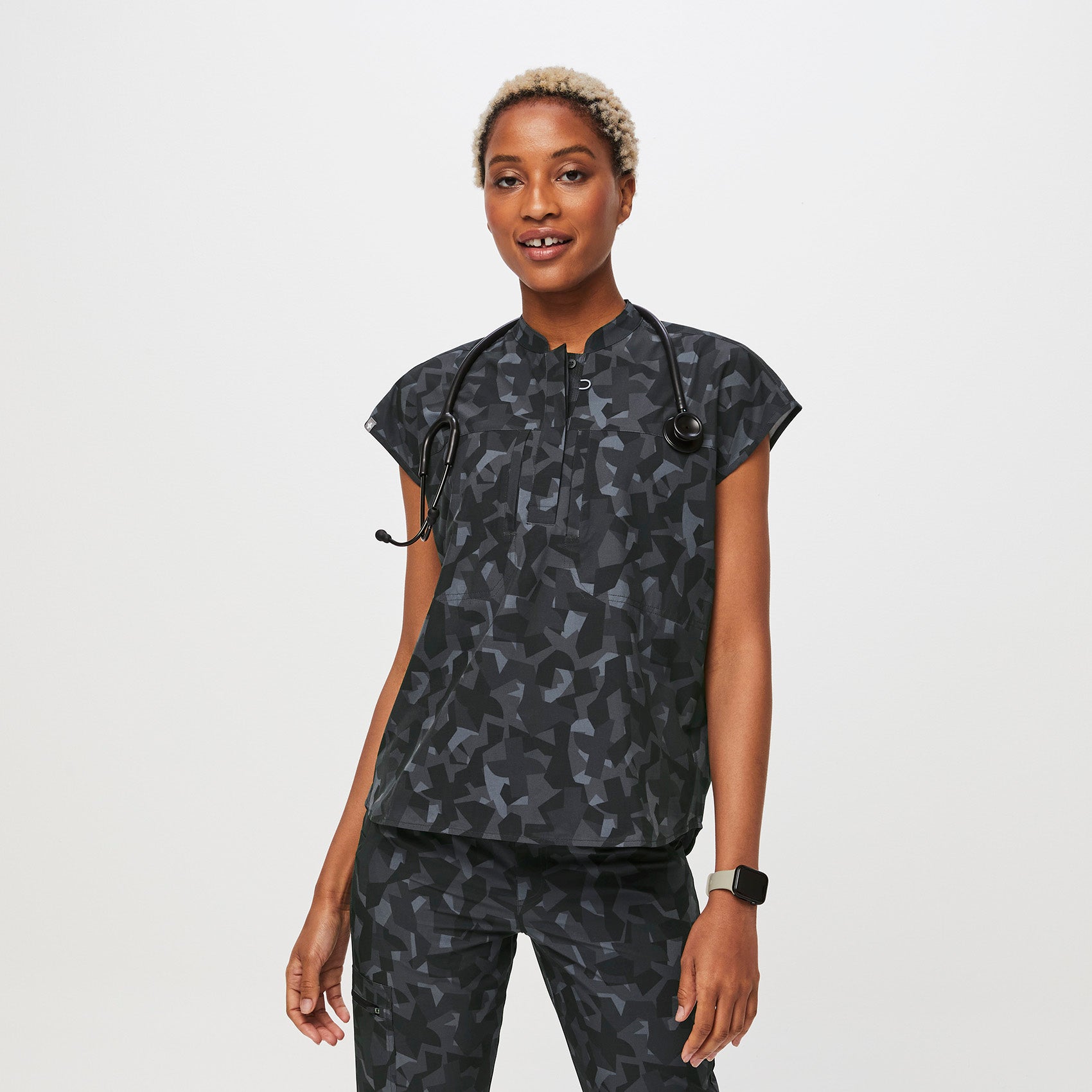 https://cdn.shopify.com/s/files/1/0139/8942/files/Q2_2023_06_BONSAI-CAMO_PRINTED-FREEX-BLAKE_W_DEJA_30263.jpg?v=1693011452