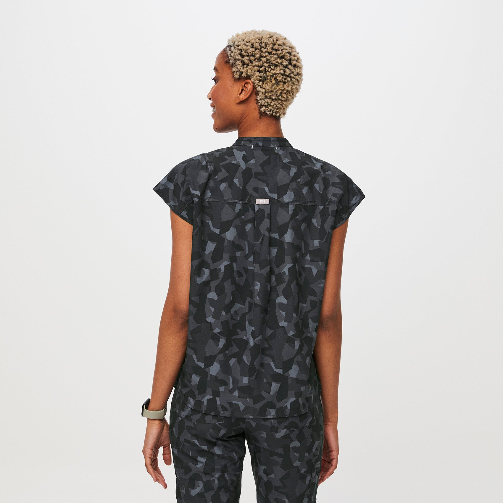 https://cdn.shopify.com/s/files/1/0139/8942/files/Q2_2023_06_BONSAI-CAMO_PRINTED-FREEX-BLAKE_W_DEJA_30292.jpg?v=1691615704