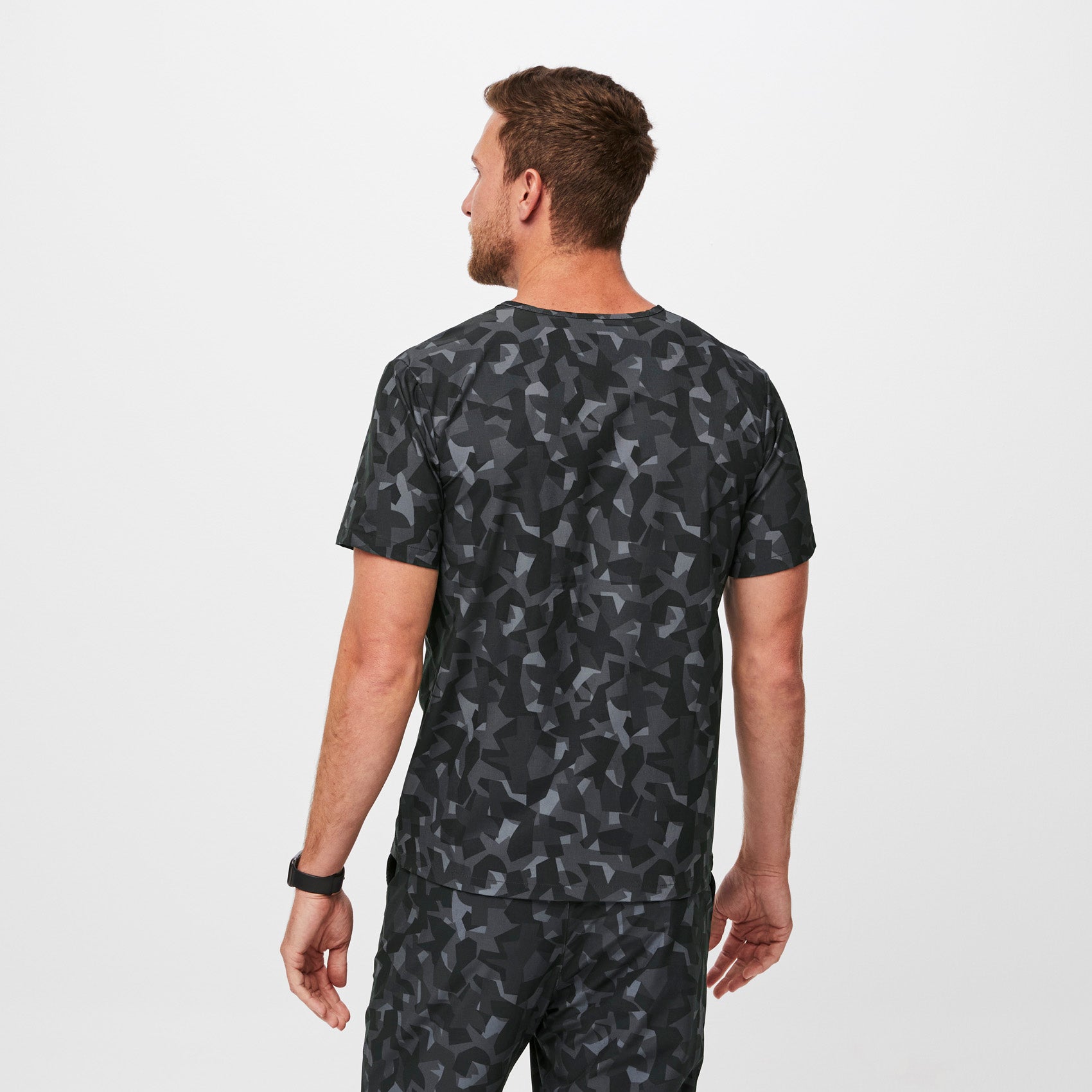 https://cdn.shopify.com/s/files/1/0139/8942/files/Q2_2023_06_BONSAI-CAMO_PRINTED-FREEX-LEON_M_COREY_33483.jpg?v=1693519871