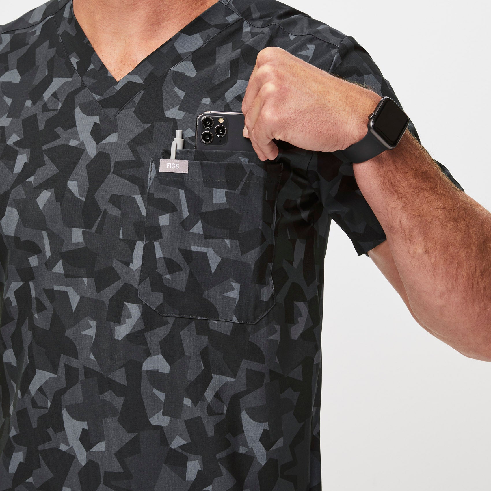 https://cdn.shopify.com/s/files/1/0139/8942/files/Q2_2023_06_BONSAI-CAMO_PRINTED-FREEX-LEON_M_COREY_33488.jpg?v=1691006069