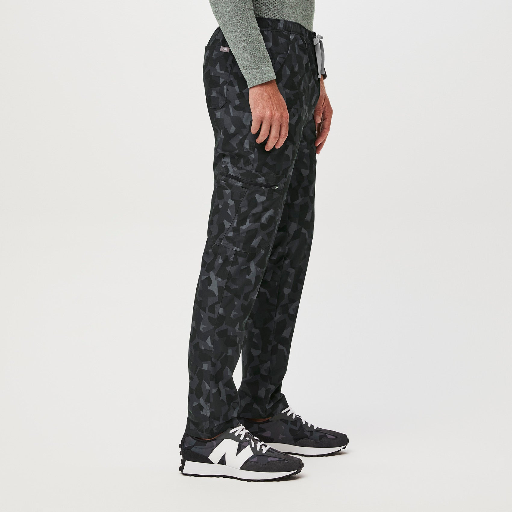 https://cdn.shopify.com/s/files/1/0139/8942/files/Q2_2023_06_BONSAI-CAMO_PRINTED-FREEX-SLIM-CAIRO_M_COREY_33236_5f194690-0ab3-42c0-99b6-5cbd55ff9102.jpg?v=1692829643