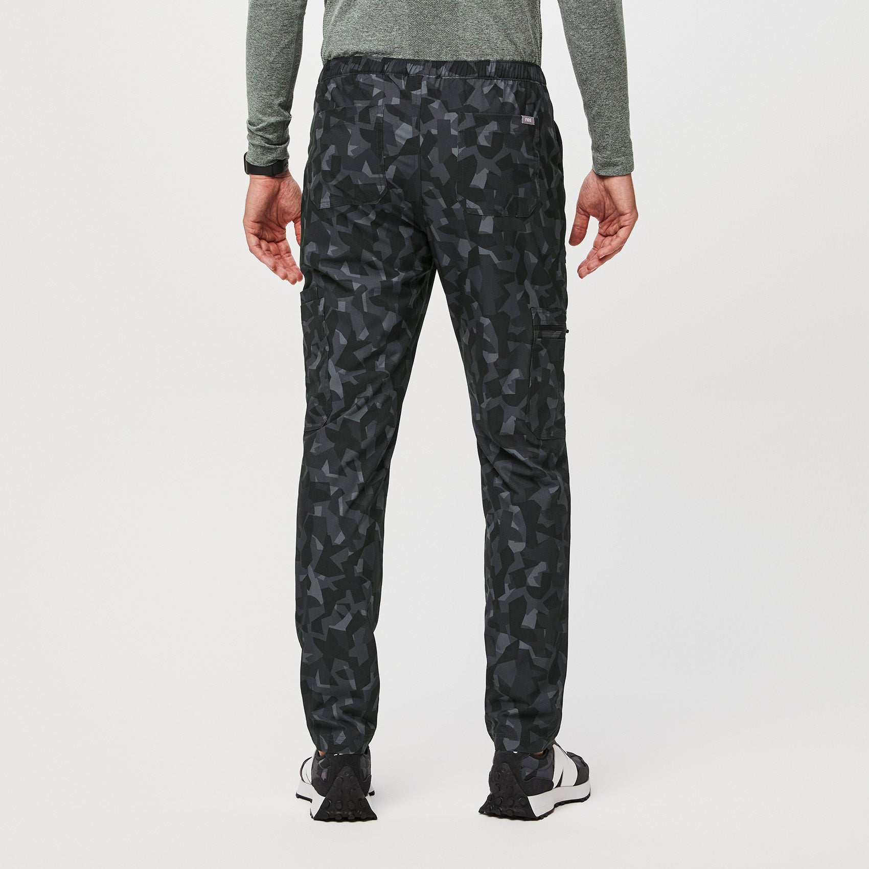 https://cdn.shopify.com/s/files/1/0139/8942/files/Q2_2023_06_BONSAI-CAMO_PRINTED-FREEX-SLIM-CAIRO_M_COREY_33244_783bd584-70c8-43aa-a0e3-8bfc39ed1e93.jpg?v=1692829643