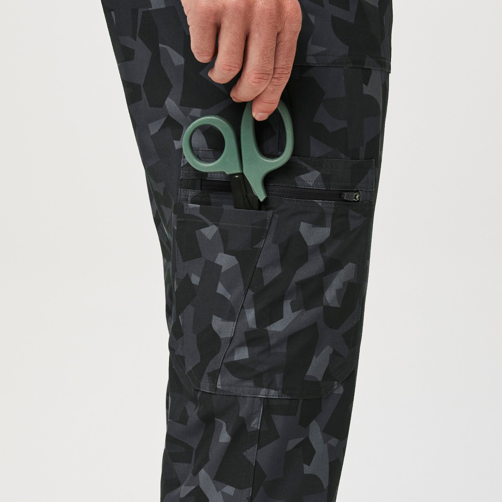 https://cdn.shopify.com/s/files/1/0139/8942/files/Q2_2023_06_BONSAI-CAMO_PRINTED-FREEX-SLIM-CAIRO_M_COREY_33247_7c566080-3681-4c53-884d-a2a3293f6788.jpg?v=1692829643