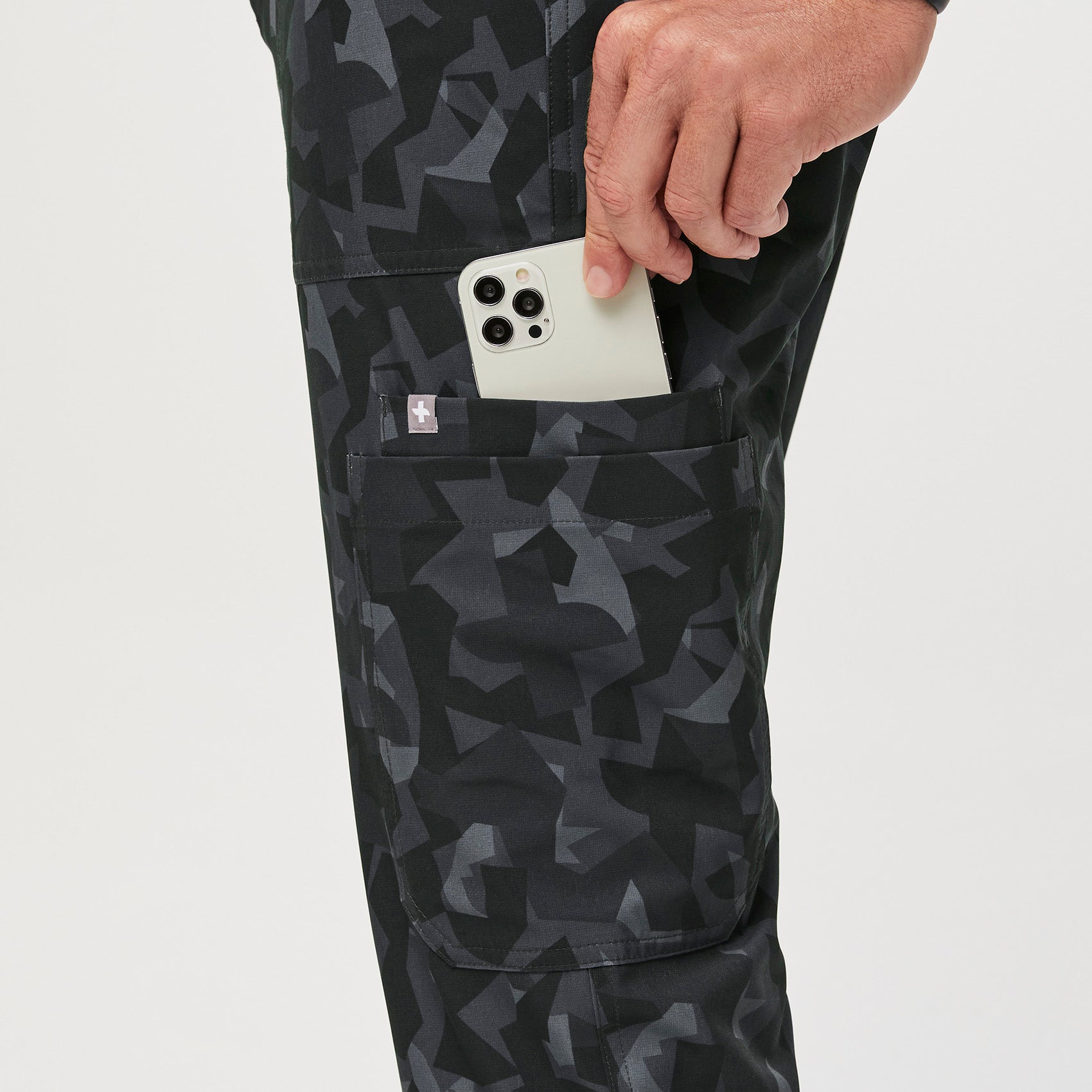 https://cdn.shopify.com/s/files/1/0139/8942/files/Q2_2023_06_BONSAI-CAMO_PRINTED-FREEX-SLIM-CAIRO_M_COREY_33251_b9957680-5519-4ffe-91fc-4c7f8845401d.jpg?v=1692829643