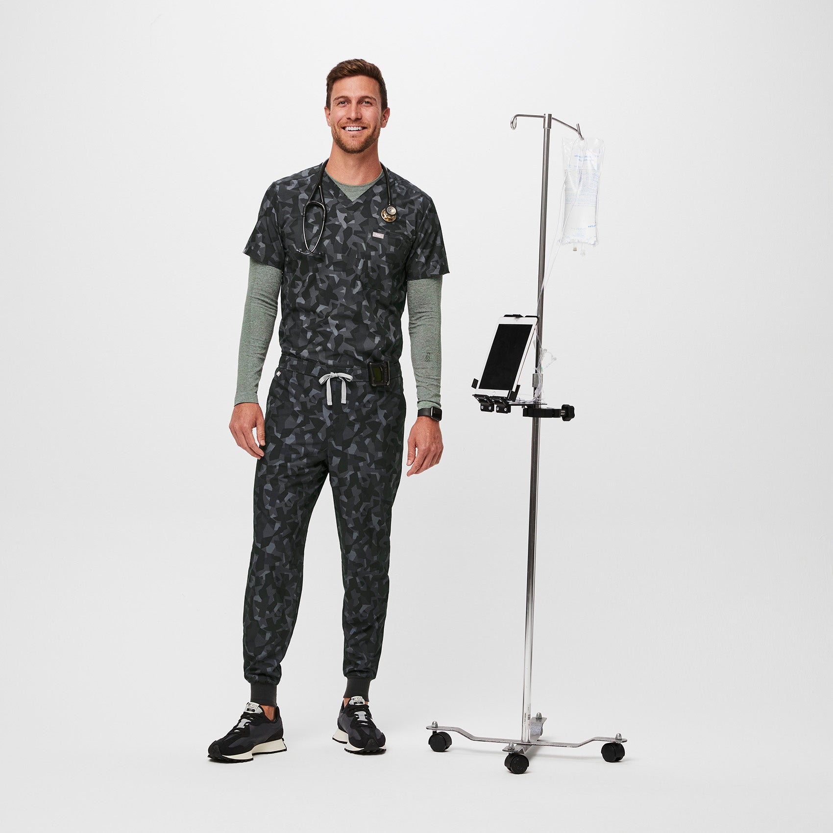 https://cdn.shopify.com/s/files/1/0139/8942/files/Q2_2023_06_BONSAI-CAMO_PRINTED-FREEX-TANSEN_M_COREY_33492.jpg?v=1692834671