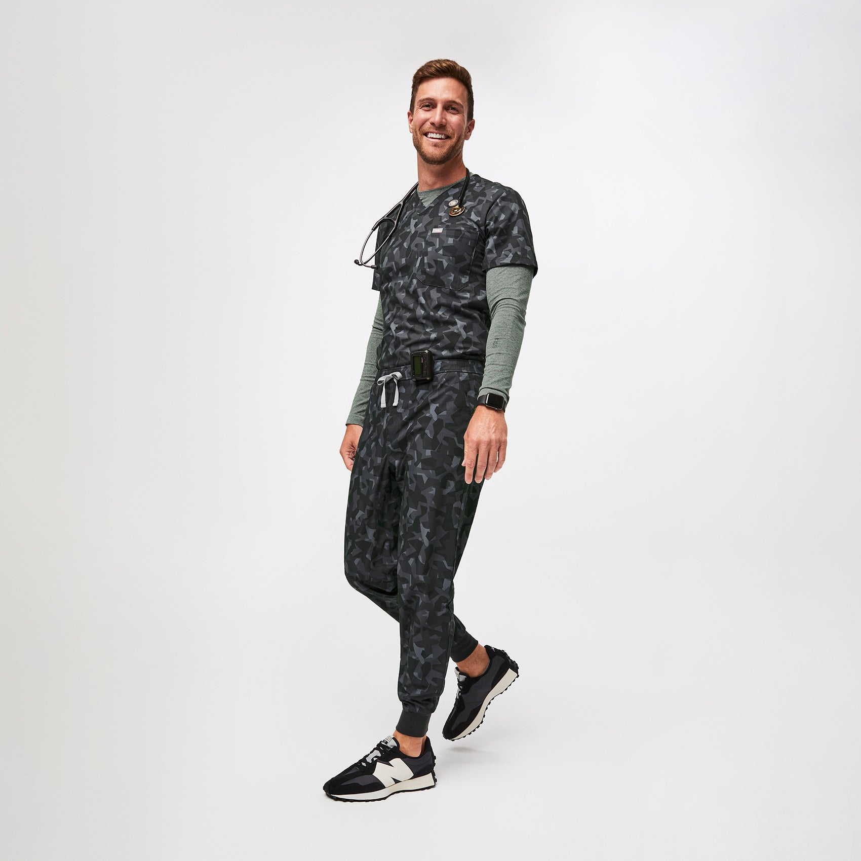 https://cdn.shopify.com/s/files/1/0139/8942/files/Q2_2023_06_BONSAI-CAMO_PRINTED-FREEX-TANSEN_M_COREY_33544.jpg?v=1692834671